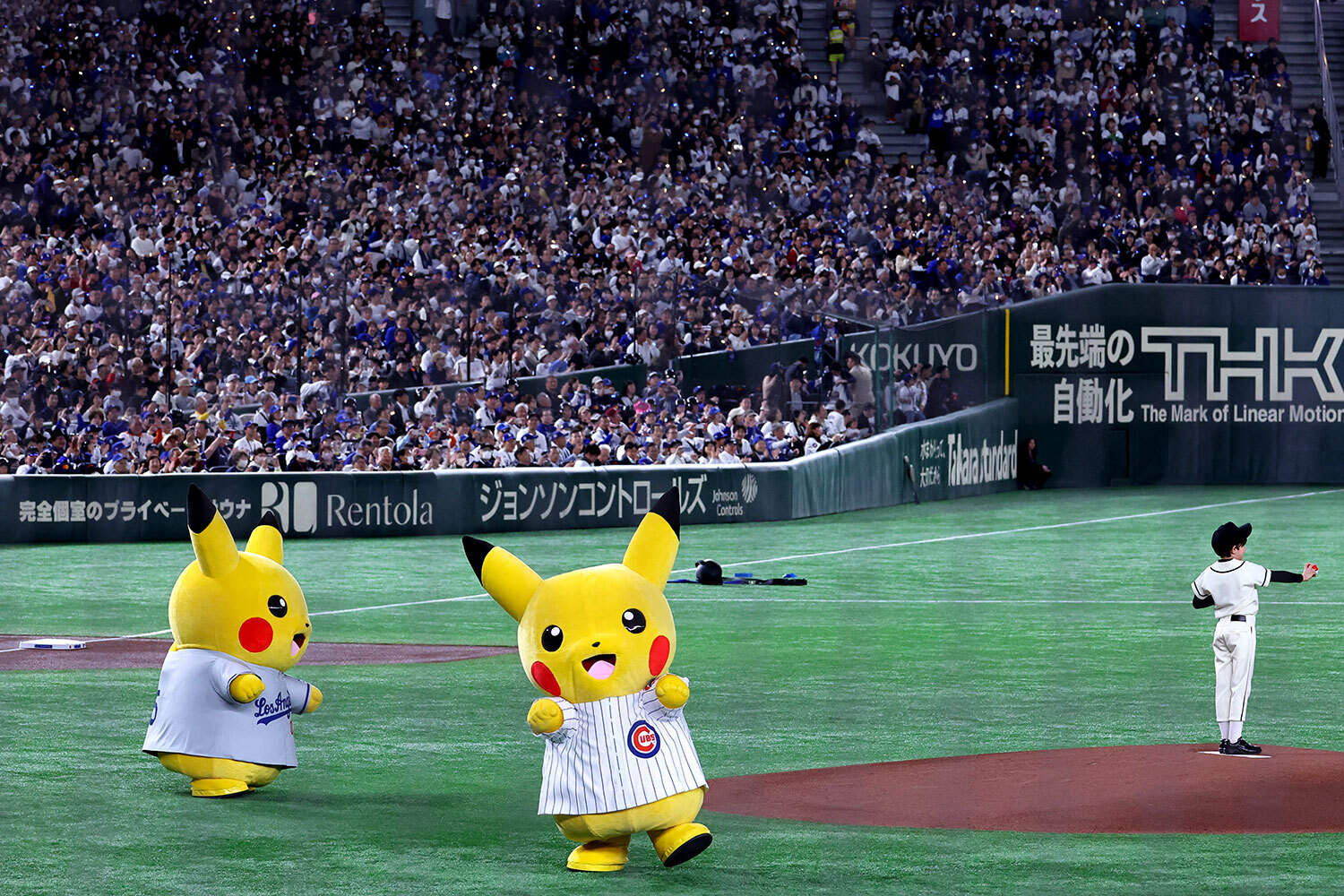 Имя Пикачу образовано от двух японских звукоподражаний: «пика» (искра, отблеск света) и «чу» (звук, который издает мышь). Получается «электрическая мышь», что идеально описывает этого покемона.На фото: ростовые куклы в костюмах Пикачу перед началом бейсбольного матча между «Чикаго Кабс» и «Лос-Анджелес Доджерс» в Японии.