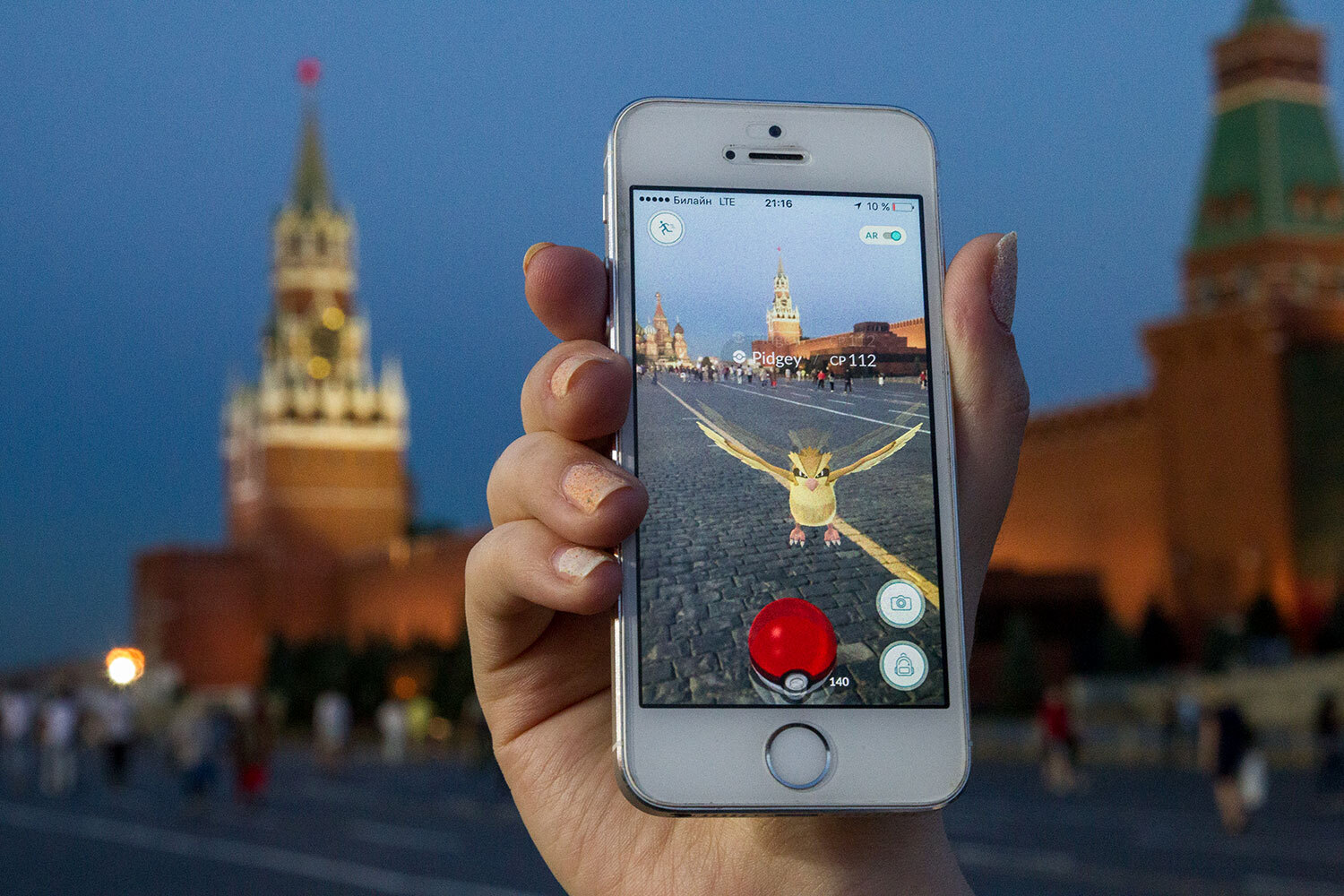 Мобильная игра Pokemon GO с дополненной реальностью, выпущенная в 2016 г., стала глобальным феноменом. За первые недели после релиза ее скачали более 100 млн раз. В 2020 г. на фоне пандемии Pokemon GO заработала $1,3 млрд, а общая выручка к 2021 г. составила около $5 млрд. В 2025-м компания Niantic продала игровой бизнес, включая Pokemon GO, саудовскому фонду за $3,5 млрд.