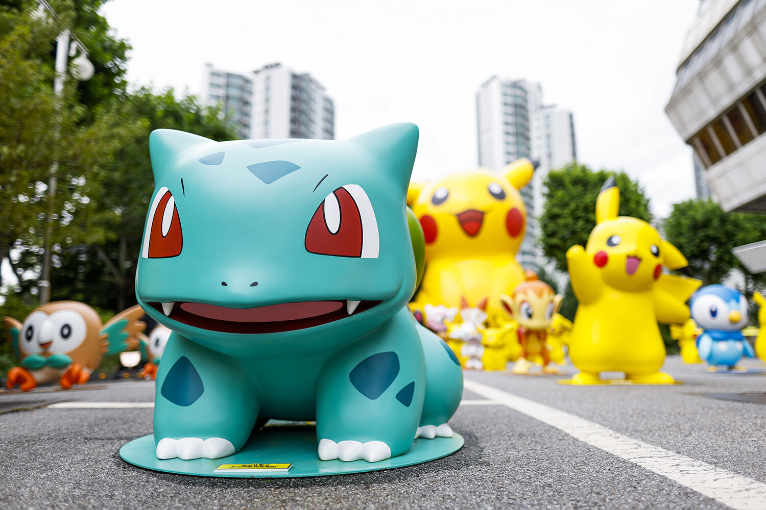 Первым покемоном, разработанным студией Game Freak, стал Райдон (Rhydon). Хотя в Покедексе он имеет номер 112, его эскизы и модели были созданы раньше остальных существ, включая Бульбазавра и Пикачу. Именно Райдон задал тон для дизайна последующих покемонов. На фото: фигура Бульбазавра на автогонках в Южной Корее.