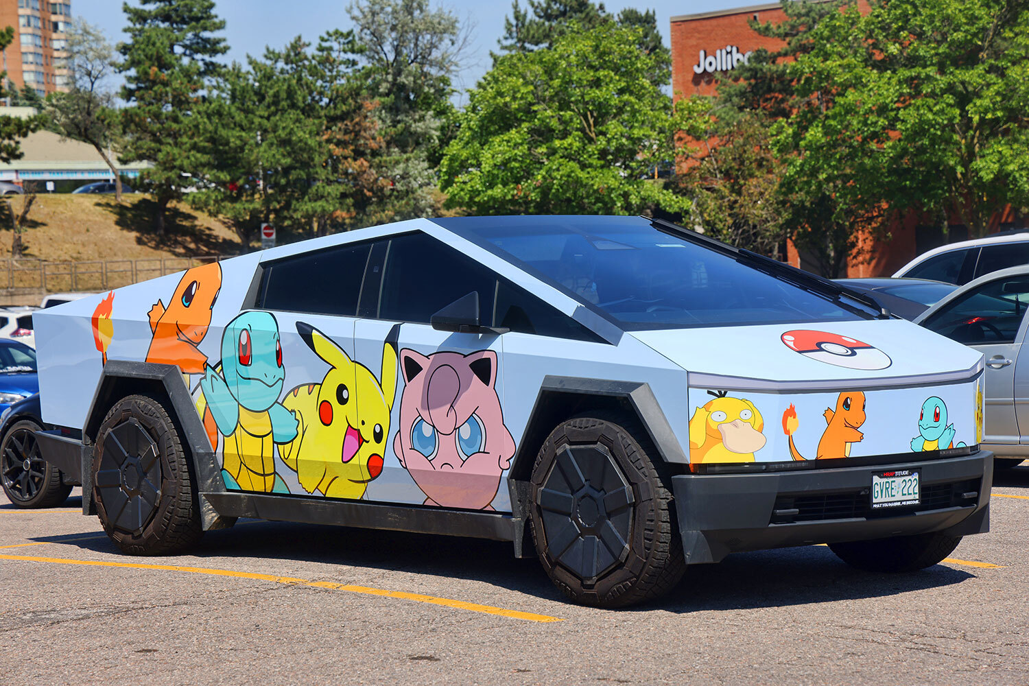 Не менее успешным оказался и аниме-сериал, который посмотрели более 1 млрд зрителей в 183 странах мира. Экранизации франшизы тоже показали впечатляющие результаты: продано свыше 190 млн билетов, а мировые кассовые сборы превысили $1,8 млрд. Только «Покемон: Мьюту против Мью» (1998) собрал в мировом прокате $163,6 млн. На фото: автомобиль Tesla Cybertruck с изображениями покемонов в Торонто.