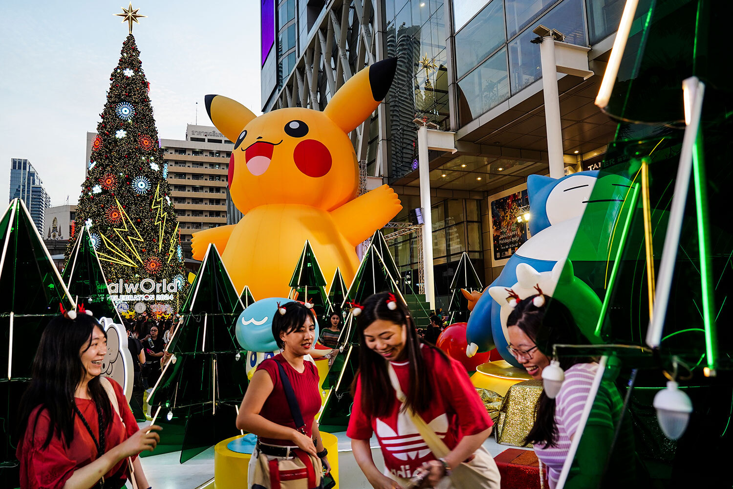 В 2001 г. небольшое островное государство Ниуэ, расположенное в Тихом океане, выпустило официальные монеты с изображением Пикачу номиналом в $1 и $10. Коллекционеры готовы платить за них гораздо больше.На фото: обстановка у торгового центра Central World в Бангкоке.