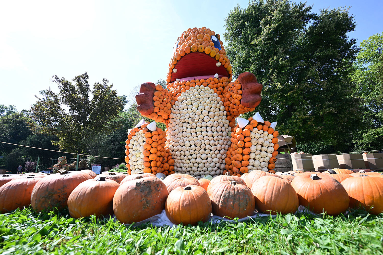 «Покемон» включен в Книгу рекордов Гиннесса как самая кассовая медиафраншиза. Ее общий доход за время существования превысил $150 млрд. В эту сумму входят более $30 млрд, полученных от видеоигр, и свыше $100 млрд от продажи лицензионной продукции.На фото: выставка тыкв в немецком Людвигсбурге.