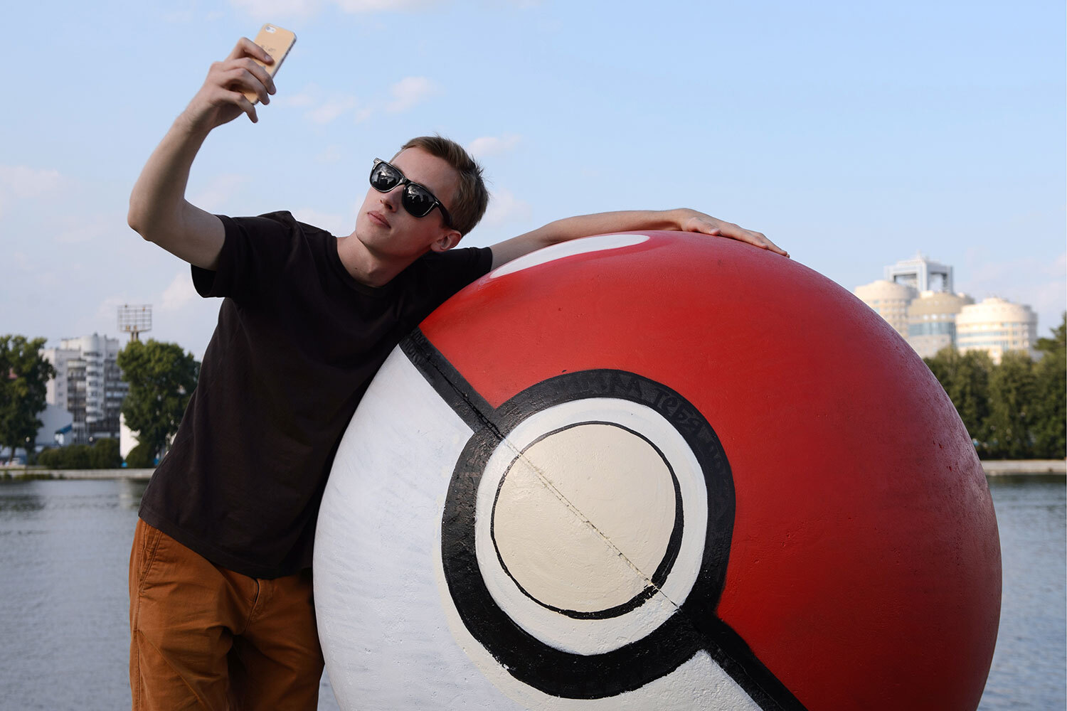 «Покемон» – сокращение от английской фразы Pocket Monster, что переводится как «карманный монстр». Это главная особенность существ: их можно компактно хранить в «покеболах», чтобы в любой момент использовать в бою.На фото: гранитный монумент, перекрашенный в цвета покебола, на набережной у Театра Драмы в Екатеринбурге, 2016 г.