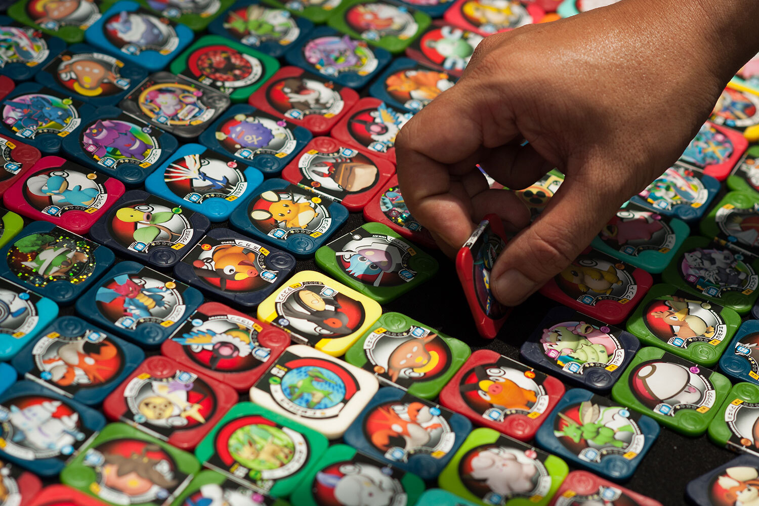 В мире покемонов есть 18 типов существ (огненный, водный, травяной и т.  д.), каждый со своими сильными и слабыми сторонами. Комбинации типов создают сложные тактические возможности в битвах.