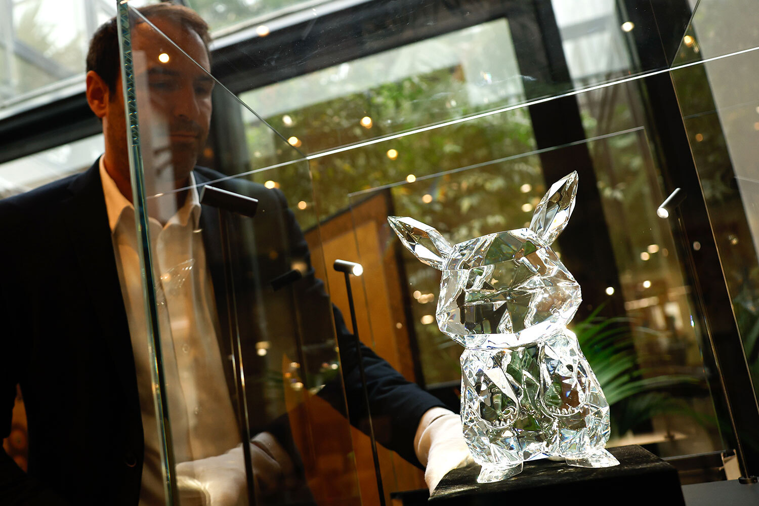 Большую часть дохода франшизы обеспечивает мерч – товары с символикой «Покемона». Среди партнеров франшизы были такие компании, как Uniqlo, Adidas, Asics, Fila, Puma, Sephora, Lush и другие. Игрушки-покемоны неоднократно включались в наборы «Хеппи-мил» в ресторанах McDonald’s. В 2021 г. мануфактура Baccarat и дизайнер Хироши Фудзивара выпустили хрустальную фигуру Пикачу стоимостью $25 000