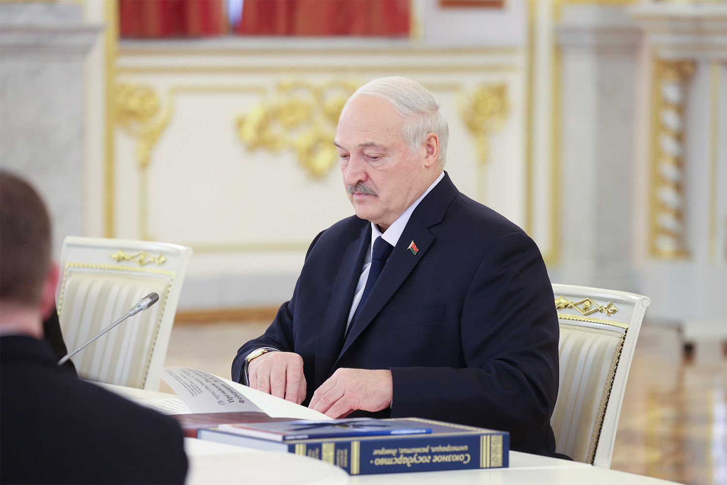 По словам президента Белоруссии, геополитический расклад объективно ставит перед двумя государствами задачу быть готовыми совместно реагировать на любые вызовы. «В условиях нынешней напряженной обстановки, прежде всего на западных рубежах, нам жизненно необходимы отношения союзничества и стратегического партнерства», – подчеркнул Лукашенко.