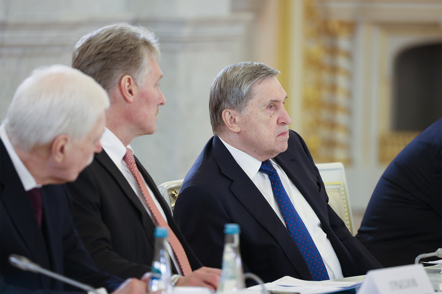 По итогам заседания Россия и Белоруссия подписали семь документов. В частности, стороны приняли директиву Высшего госсовета Союзного государства «О взаимной поддержке и сотрудничестве в области международного правосудия».На фото: пресс-секретарь президента РФ Дмитрий Песков и помощник главы государства Юрий Ушаков (слева).