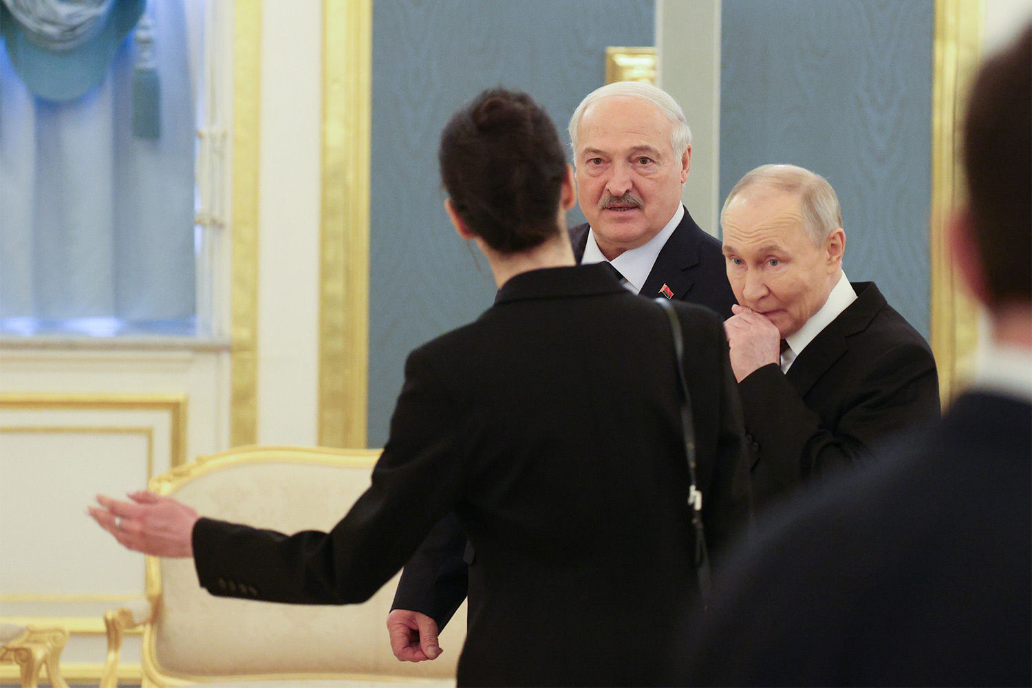 До начала заседания лидеры двух государств успели пообщаться тет-а-тет.