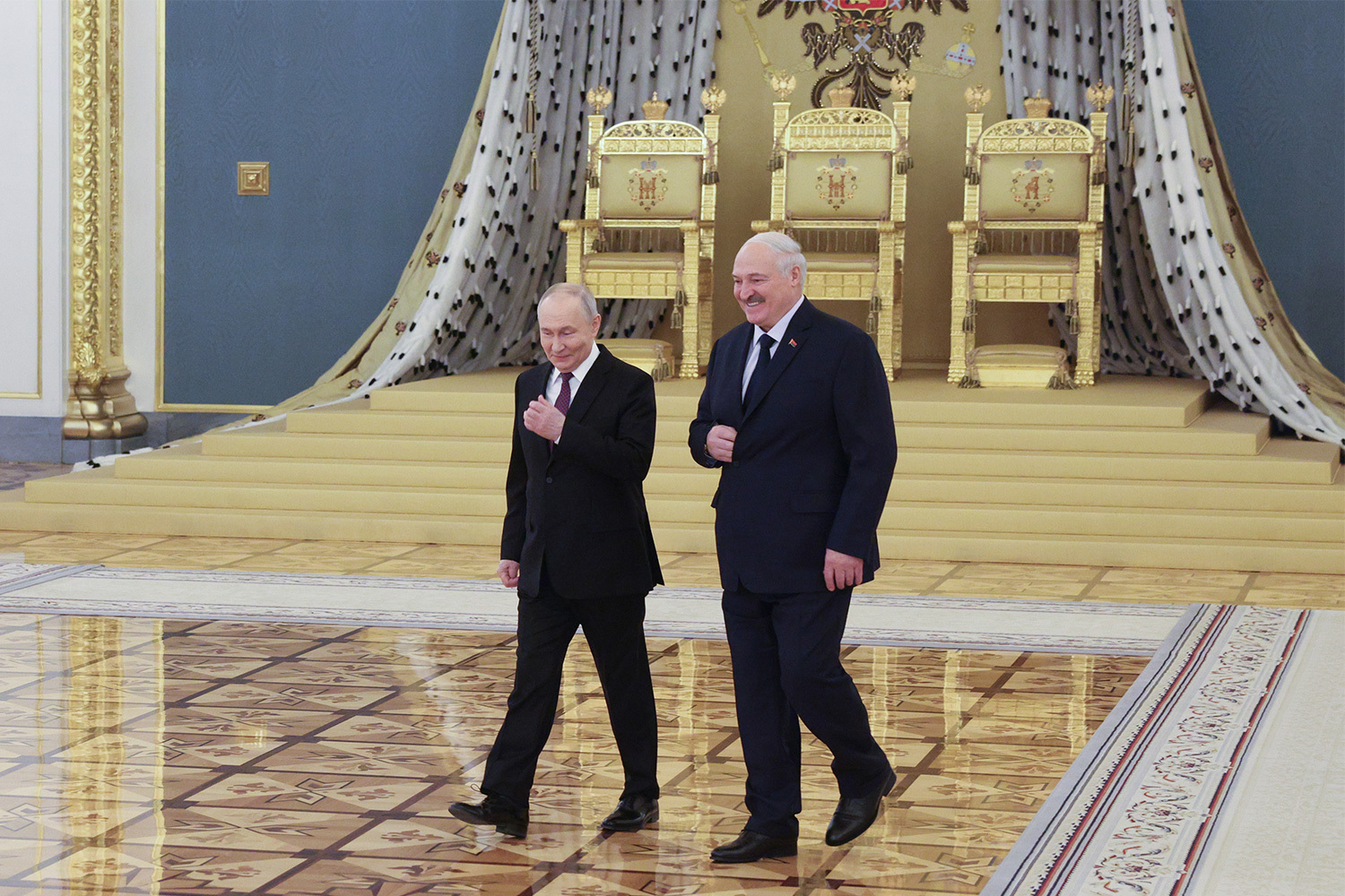 26 февраля в Кремле прошло заседание Высшего государственного совета Союзного государства, в котором участвовали Владимир Путин и Александр Лукашенко. Президенты России и Белоруссии обсудили укрепление военной и экономической безопасности в ответ на угрозы со стороны недружественных стран. Лукашенко призвал в ближайшие три года сосредоточиться на обеспечении технологического суверенитета, отметив, что из намеченных пунктов плана интеграции выполнено лишь 40%. Путин подчеркнул тесное взаимодействие Москвы и Минска в сфере внешней политики и обороны, основанное на договоре о гарантиях безопасности.