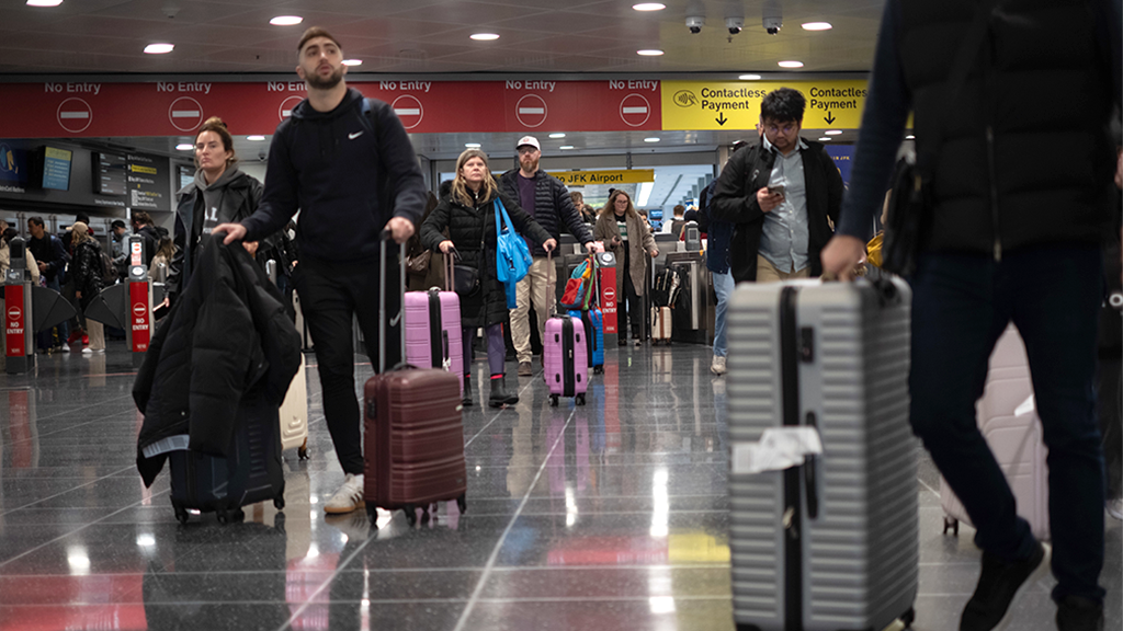 Уехавших из США стало больше, чем приехавших туда 