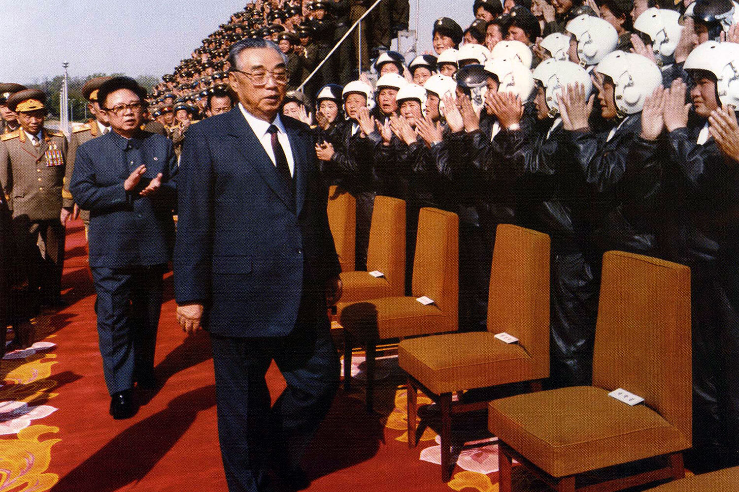 После завершения Второй мировой и раздела Корейского полуострова между США и СССР председателем Временного народного комитета Северной Кореи стал Ким Ир Сен. Он руководил КНДР вплоть до сердечного приступа в 1994 г. После смерти президента полномочия главы государства перешли к его сыну и верховному главнокомандующему Ким Чен Иру. Тот, в свою очередь, правил вплоть до своей смерти в 2011 г. Преемником он сделал своего третьего сына Ким Чен Ына.