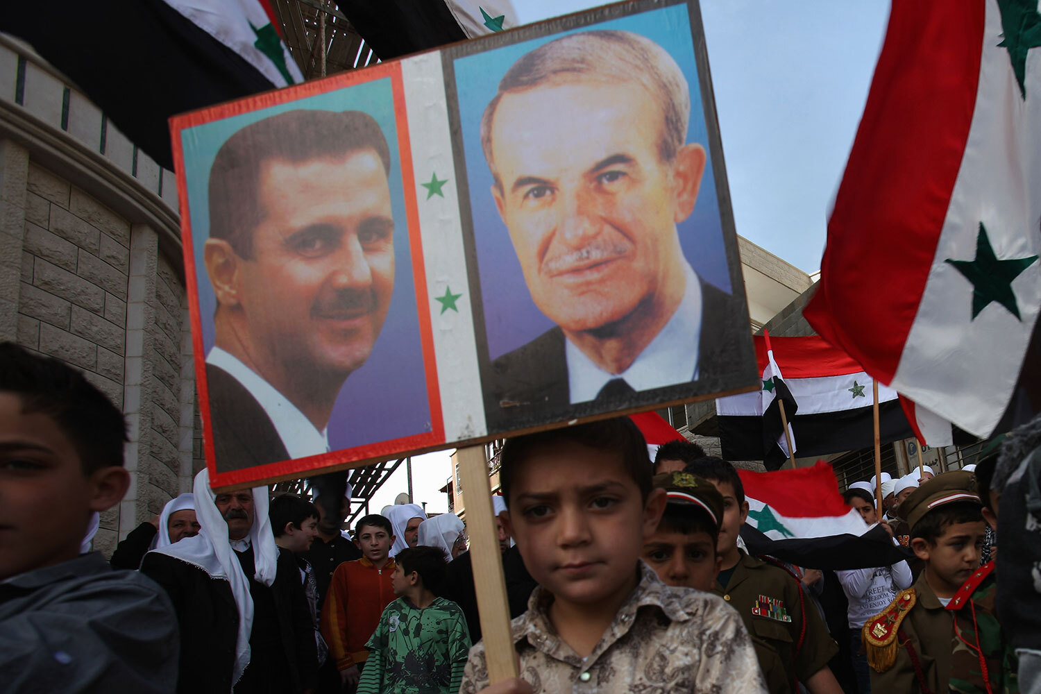 После военного переворота в 1970 г. главой Сирии стал Хафез Асад. Он занимал пост президента вплоть до своей смерти в 2000 г. После этого Народный совет Сирии снизил возрастной ценз для кандидатов на высшую государственную должность, что позволило баллотироваться 34-летнему сыну Асада Башару. По результатам безальтернативного голосования (жители могли только одобрить или отвергнуть его кандидатуру) Башар Асад стал новым лидером Сирии. Он трижды переизбирался, в том числе на первых конкурентных выборах в 2021 г. Через три года в результате стремительного наступления вооруженной оппозиции президент покинул страну.