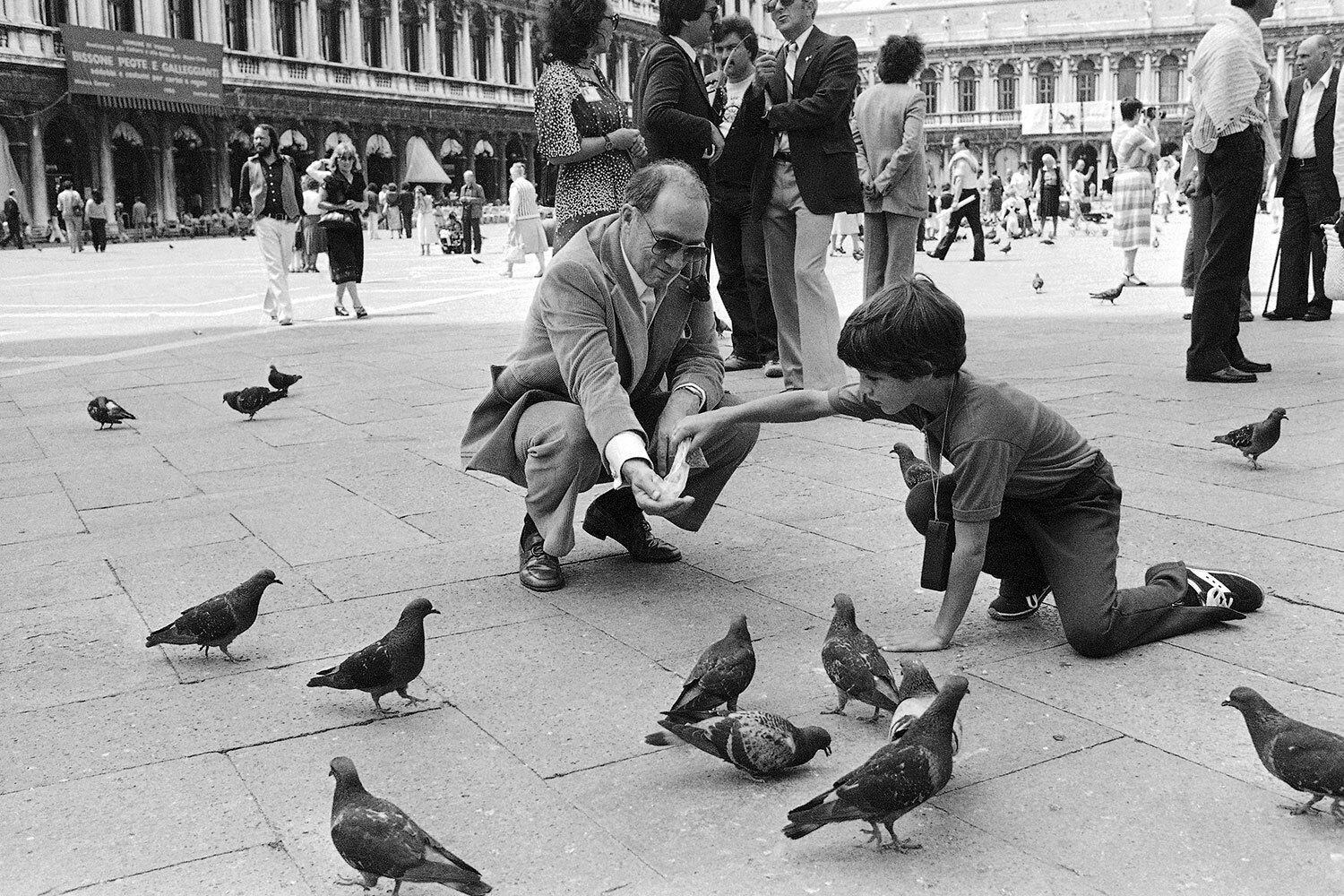 В 1968 г. либеральная партия Канады победила на выборах в Палату общин, а ее лидер Пьер Трюдо занял пост премьер-министра. С небольшим перерывом он возглавлял страну 15 лет. В 1984 г. Трюдо ушел в отставку на фоне экономических проблем. Через 19 лет либеральную партию возглавил его старший сын Джастин Трюдо. Он стал премьер-министром в 2015 г. и провел на этом посту 10 лет.