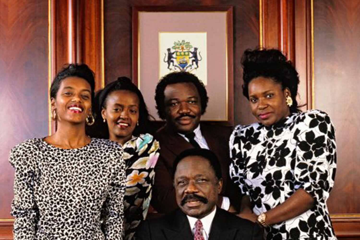 Эль-Хадж Омар Бонго Ондимба пришел к власти в Габоне в 1967 г. Он оставался на посту президента вплоть до своей смерти в 2009-м. После этого полномочия главы государства перешли его сыну Али Бонго Ондимбе, который являлся заместителем председателя правящей партии. Ондимба победил на выборах и правил следующие 14 лет, пока не был свергнут в результате военного переворота в 2023 г.