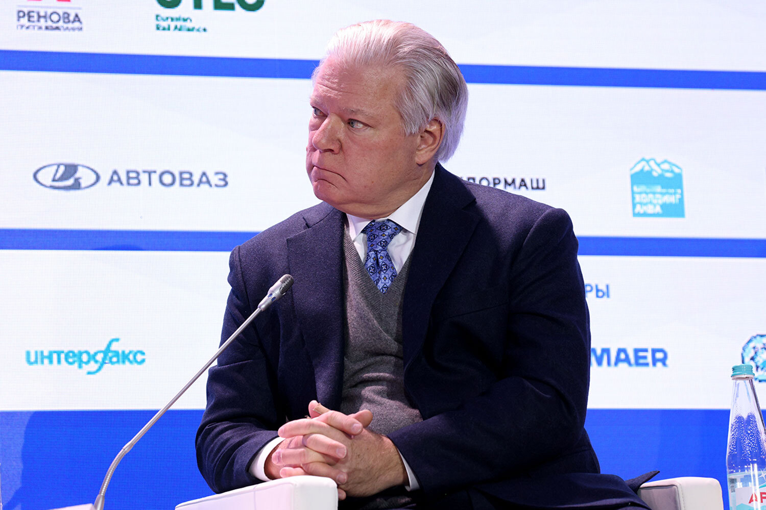 Эйджи – о санкционном давлении«Мы понимаем, что есть такая политика, протекционизм. Если бы мне нужно было решать проблемы с 20 000 санкций, я тоже, наверное, о таких мерах бы подумал. Но эти компании сейчас на границе – думают, прийти, не прийти, как прийти», – отметил глава Американской торговой палаты в России (AmCham) Роберт Эйдж 20 февраля в разговоре с «Ведомостями».