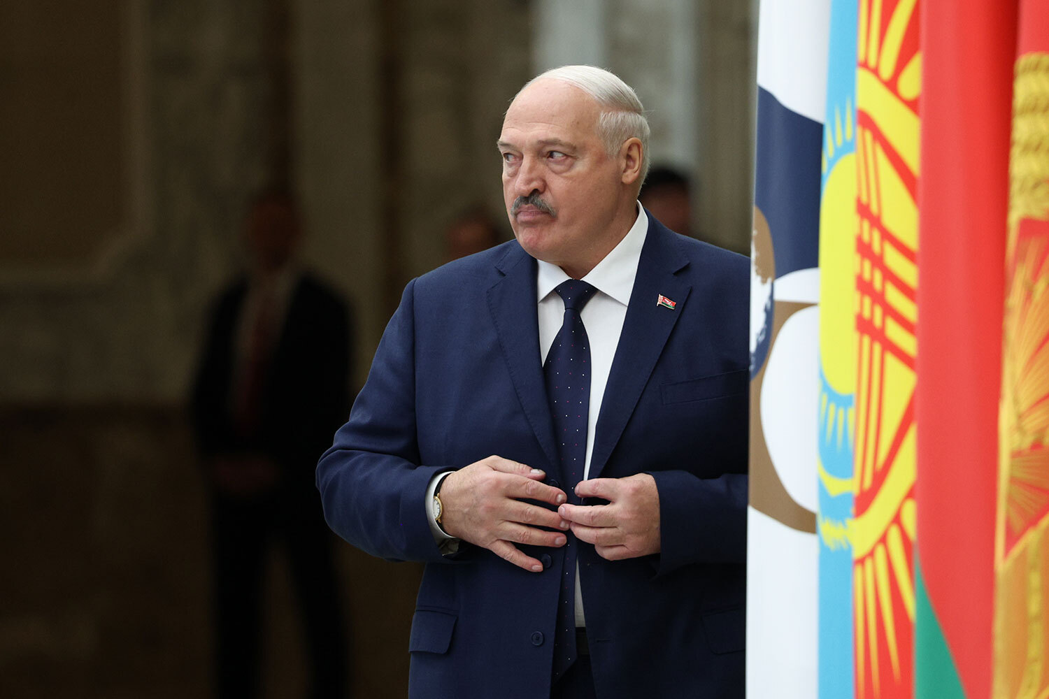 Лукашенко – о современной экономике«Время почти военное. Почему? Экономика стала реальным полем боя. Экономическими инструментами достигаются цели классической войны: отобрать ресурсы, вызвать социальные протесты, заставить выполнять не наши правила – жить по другим правилам, – сказал глава государства. – Я хочу, чтобы вы раскрыли глаза и поняли, как развивается мир. Господь нас уберег от этой жуткой непонятной рыночной экономики. Помните, нас учили все время: рынок все отрегулирует. Ничего мы не бросили, терпели и сегодня поняли: никакой рынок ничего не регулирует. Кинул глаз на север – Гренландия богатая и прочая – давай ее сюда. Даже Канада, одна из крупнейших стран мира, 51-м штатом должна быть. Венесуэла: схватили президента. Какой картель, какие наркотики? Нефть!» – вопрошал 17 февраля президент Белоруссии Александр Лукашенко, принимая отчет правительства за 2025 г.