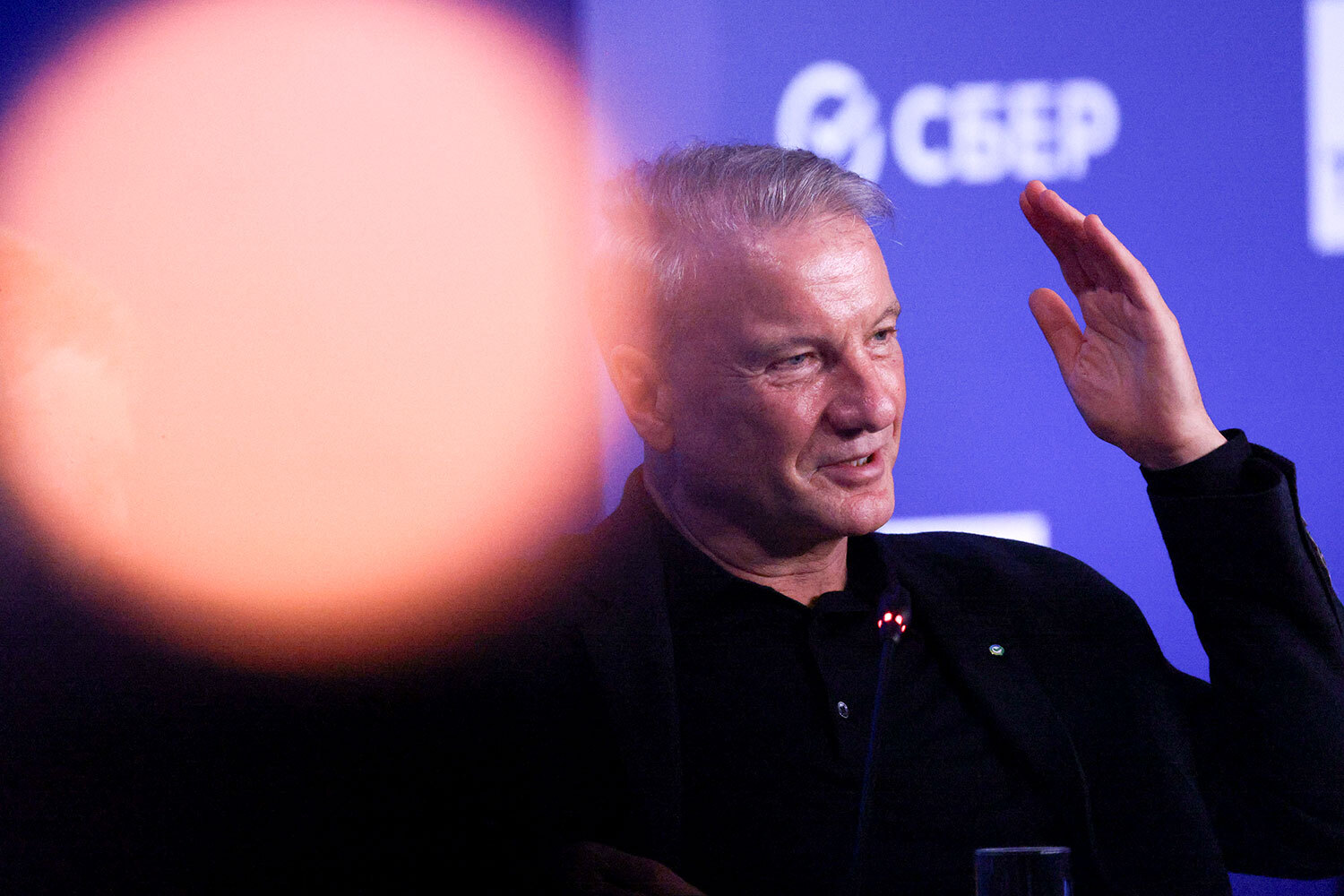 Греф – о зарплатах чиновников«Мы в госструктуры набираем людей, которые нами руководят, и даем им какие-то нищенские условия существования», – сказал 11 февраля глава Сбербанка Герман Греф в ходе выступления на Первом международном конгрессе государственного управления в РАНХиГС. По его словам, зарплаты чиновников надо повышать, хотя это «политически сложный вопрос». «Ладно, богатые люди приходят на госслужбу – у них есть какой-то запас, а очень много людей [на госслужбе], у которых нет этих запасов. Понимаете, никто не любит власть, я не люблю власть. Но мы же понимаем, что эти "нелюбимые чиновники", от них зависит все будущее. Давайте наберем туда коррумпированных дураков и будем ждать чуда, что они вдруг нас приведут в светлое будущее», – сказал Греф.