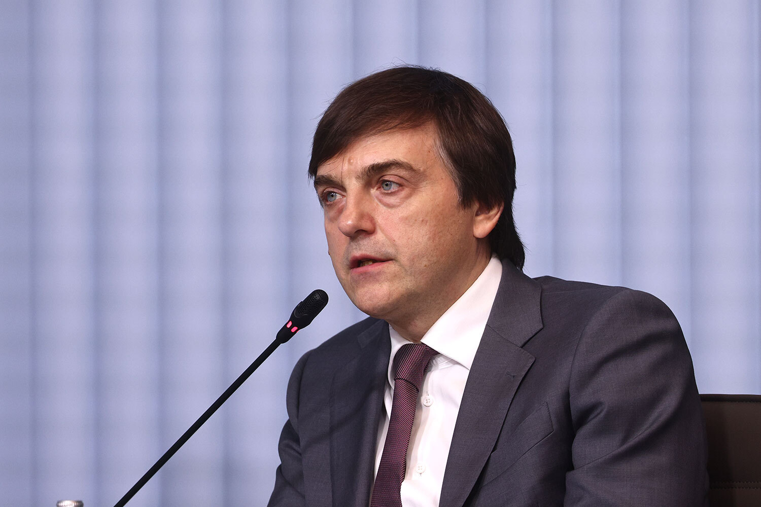 Кравцов – о профилактике школьного насилия«Где были трагические случаи, мы в каждую школу направили свою комиссию. Публично об этом не говорили, но сегодня я впервые сейчас могу, раз такой вопрос возник, сказать. К сожалению, к большому сожалению, во всех школах формально относились к нашим рекомендациям по организации и воспитательного, и образовательного процесса, и профилактики, в том числе, деструктивных проявлений», – заявил 5 февраля министр просвещения России Сергей Кравцов.