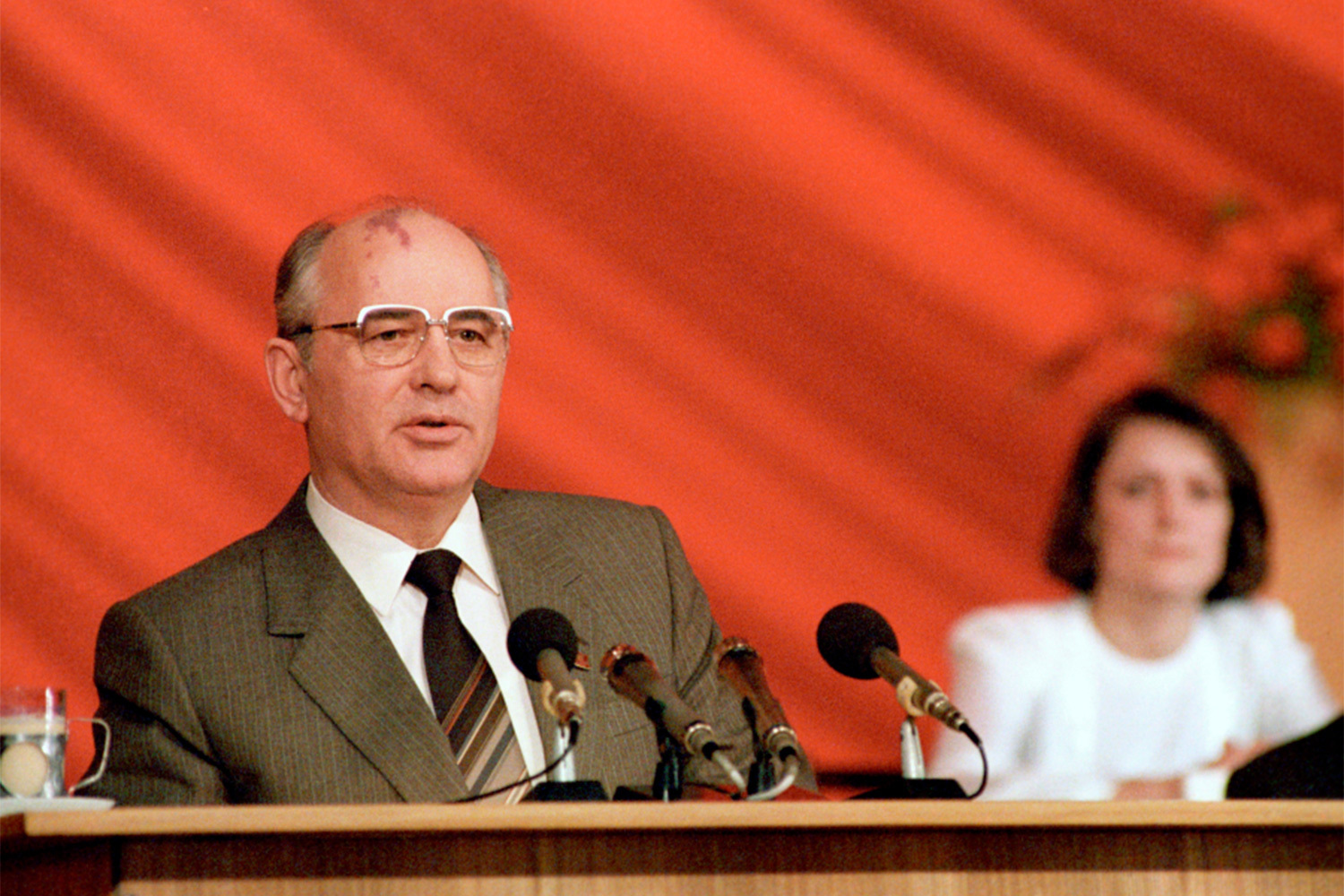 2 марта 1931 г. на свет появился Михаил Горбачев. За недолгий срок во главе государства он успел запустить реформы в экономической, общественной и политической жизни Советского Союза, которые во многом и привели к его распаду. Какими шагами запомнился последний генсек – в галерее «Ведомостей».