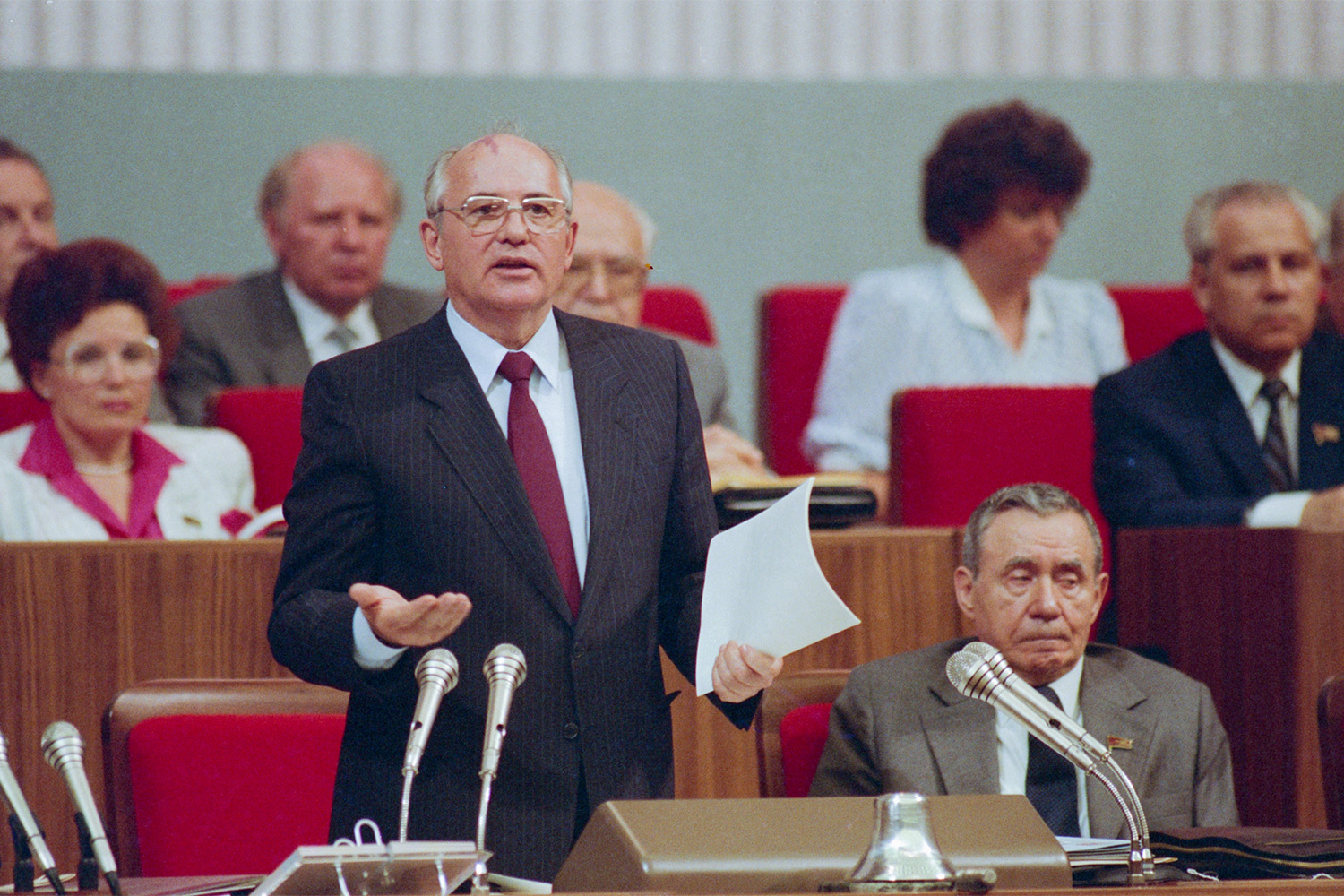 Тогда же Горбачев инициировал одну из самых масштабных антиалкогольных кампаний в отечественной истории. Она стала естественным следствием политики ускорения: пьянство мешало повышению производительности труда. И хотя тотальный запрет на алкоголь в СССР не вводился, по инициативе генсека его производство радикально сократилось. Была ограничена продажа высокоградусных напитков, введена уголовная ответственность для самогонщиков, активизирована пропаганда спорта. В результате возросла продолжительность жизни, однако и без того дефицитный бюджет недополучил существенный объем доходов. На фоне общественного недовольства уже в 1988 г. кампанию свернули.«Я, когда ездил по стране, заметил: меня везде женщины поддерживали, а вот мужики наоборот. Ясна была картина» (об итогах антиалкогольной кампании в интервью «Комсомольской правде», 15 мая 2015 г.).