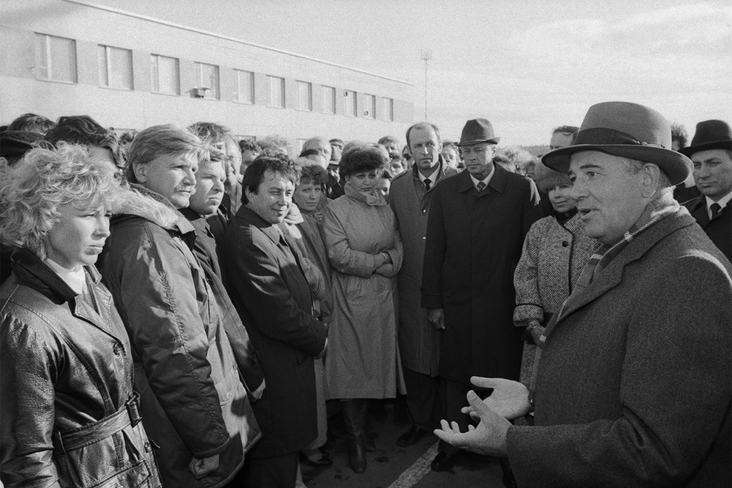 Когда стало очевидно, что политика ускорения желаемого эффекта не приносит, Горбачев выдвинул на первый план новую концепцию – идею так называемой перестройки. Этот курс предполагал уже не только экономические реформы, но и преобразования в общественной жизни и даже в политической системе Советского Союза. Благодаря масштабу событий, которые спровоцировал генсек, вся эпоха конца 1980-х и начала 1990-х стала называться перестройкой. «Это не выдумка, не какая-то мудреная затея группы людей, которых вдруг озарило, которые вдруг решили, что нужна какая-то перестройка. Нет, нас жизнь подвела к перестройке» (из выступления в Кремле, 29 сентября 1987 г.).