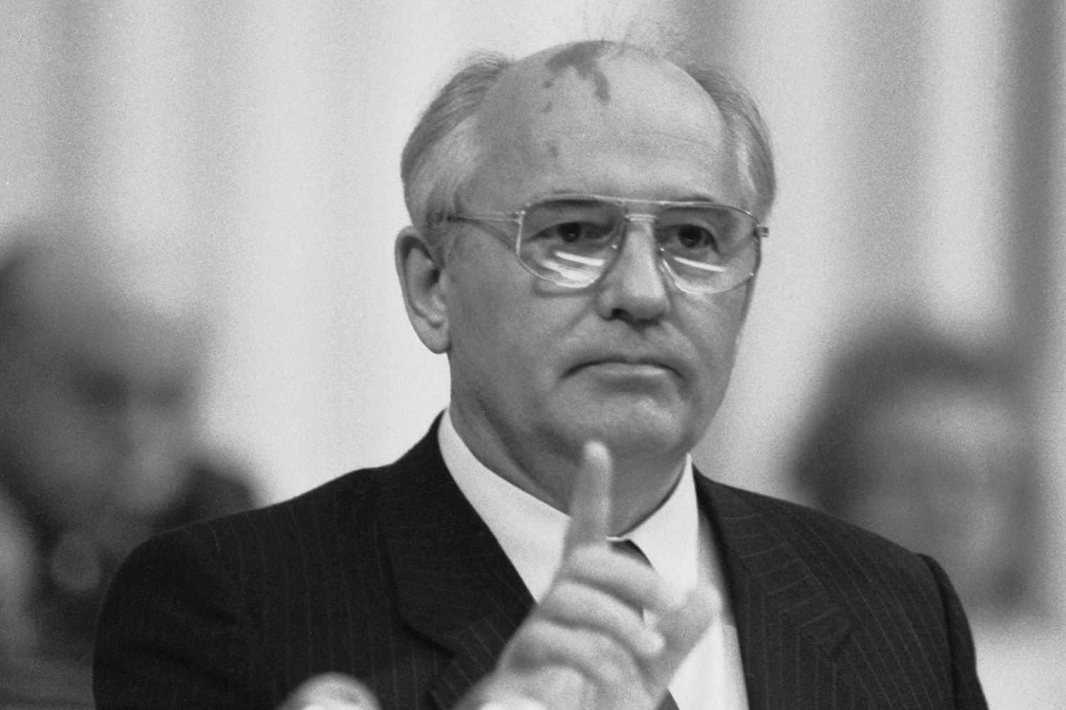 Одно из ключевых достижений перестройки – политика гласности, благодаря которой ослабла цензура, открылись архивы, прекратилось глушение западных радиостанций, были опубликованы ранее запрещенные произведения. Вскоре, однако, произошло неизбежное – из средства обновления социализма, какой ее видело советское руководство, гласность превратилась в инструмент утверждение гражданских и политических свобод.«Иной раз, когда речь идет о гласности, приходится слышать призывы поосторожнее говорить о наших недостатках и упущениях, о трудностях, неизбежных в любой живой работе. Ответ тут может быть только один, ленинский: коммунистам всегда и при всех обстоятельствах нужна правда» (из выступления на XXVII съезде КПСС, 25 февраля 1986 г.).