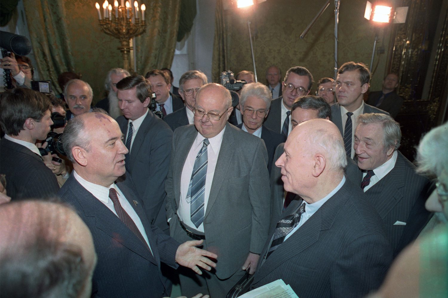 С подачи генсека началась масштабная кампания по реабилитации жертв политических репрессий. В декабре 1986 г. Горбачев лично позвонил ссыльному академику Андрею Сахарову и предложил тому вернуться в Москву. По его инициативе была создана комиссия Политбюро ЦК КПСС по изучению материалов, связанных с преследованиями сталинских времен, благодаря работе которой более 1 млн незаконно осужденных граждан вернули себе честное имя. «И сегодня еще не подняты тысячи судебных дел. Пятно несправедливости до сих пор не снято с советских людей, невинно пострадавших во время насильственной коллективизации, подвергнутых заключению, выселенных с семьями в отдаленные районы без средств к существованию, без права голоса, даже без объявления срока лишения свободы» (из указа «О восстановлении прав всех жертв политических репрессий 20-50-х», 13 августа 1990 г.).