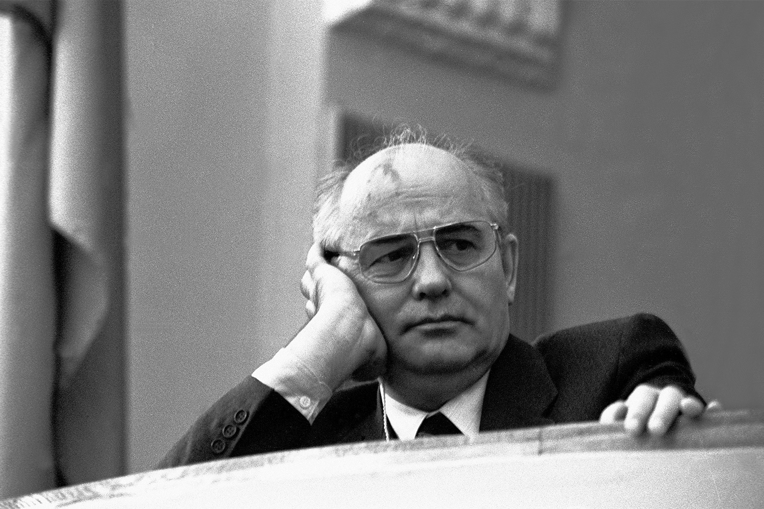 В 1987 г. в Советском Союзе была частично легализована предпринимательская деятельность. И хотя она касалась только кустарных промыслов и бытового обслуживания, а заниматься ей можно было в свободное от основной работы время, возникла основа для развития частной инициативы. Уже в следующем году в СССР появились кооперативы. Тогда же был принят закон, который перевел государственные предприятия на полный хозрасчет и самофинансирование, позволив им самостоятельно планировать свою деятельность. Внедрение рыночных механизмов стимулировало отдельные отрасли, но в целом привело к кризису плановой экономики, росту дефицита и инфляции.«Рынок нам нужен не сам по себе – это я подчеркиваю, – а для того, чтобы радикально реформировать нашу экономику, открыть дорогу инициативе, хозяйственной самостоятельности трудовых коллективов и каждого работника, каждого гражданина, в целом регионов, республик, краев, областей, с тем чтобы рационально использовать те огромные ресурсы, которыми мы реально располагаем и, используя которые, и опираясь на рынок, в конце концов получить реальный социально-экономический эффект» (из телеобращения о переходе на рыночные отношения, 27 мая 1990 г.).