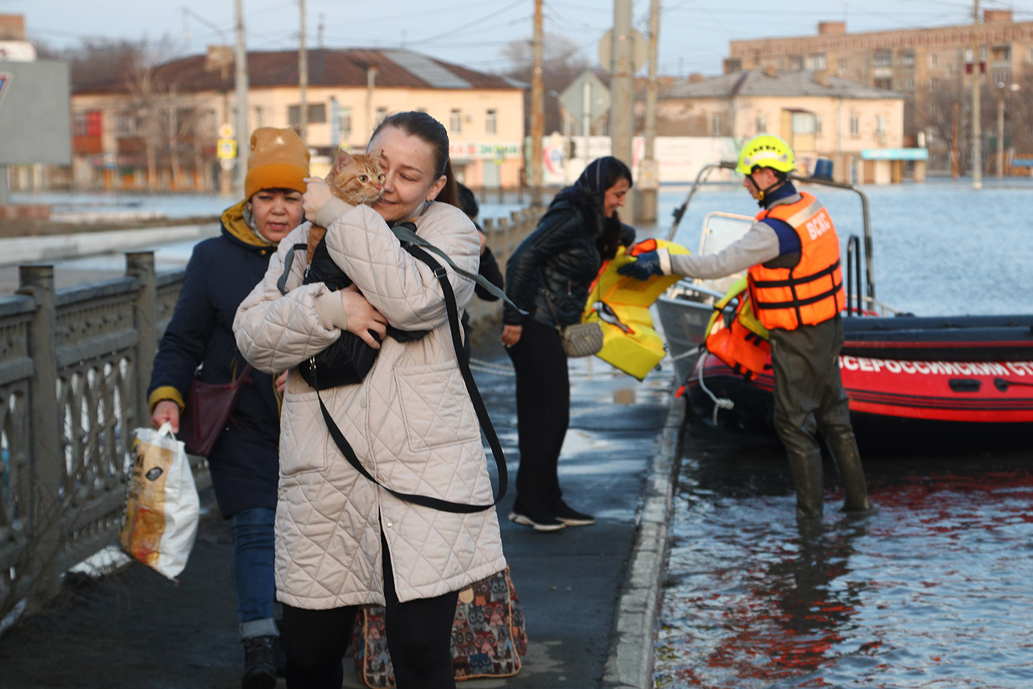 Спасение домашних животных во время наводнения в Орске.
