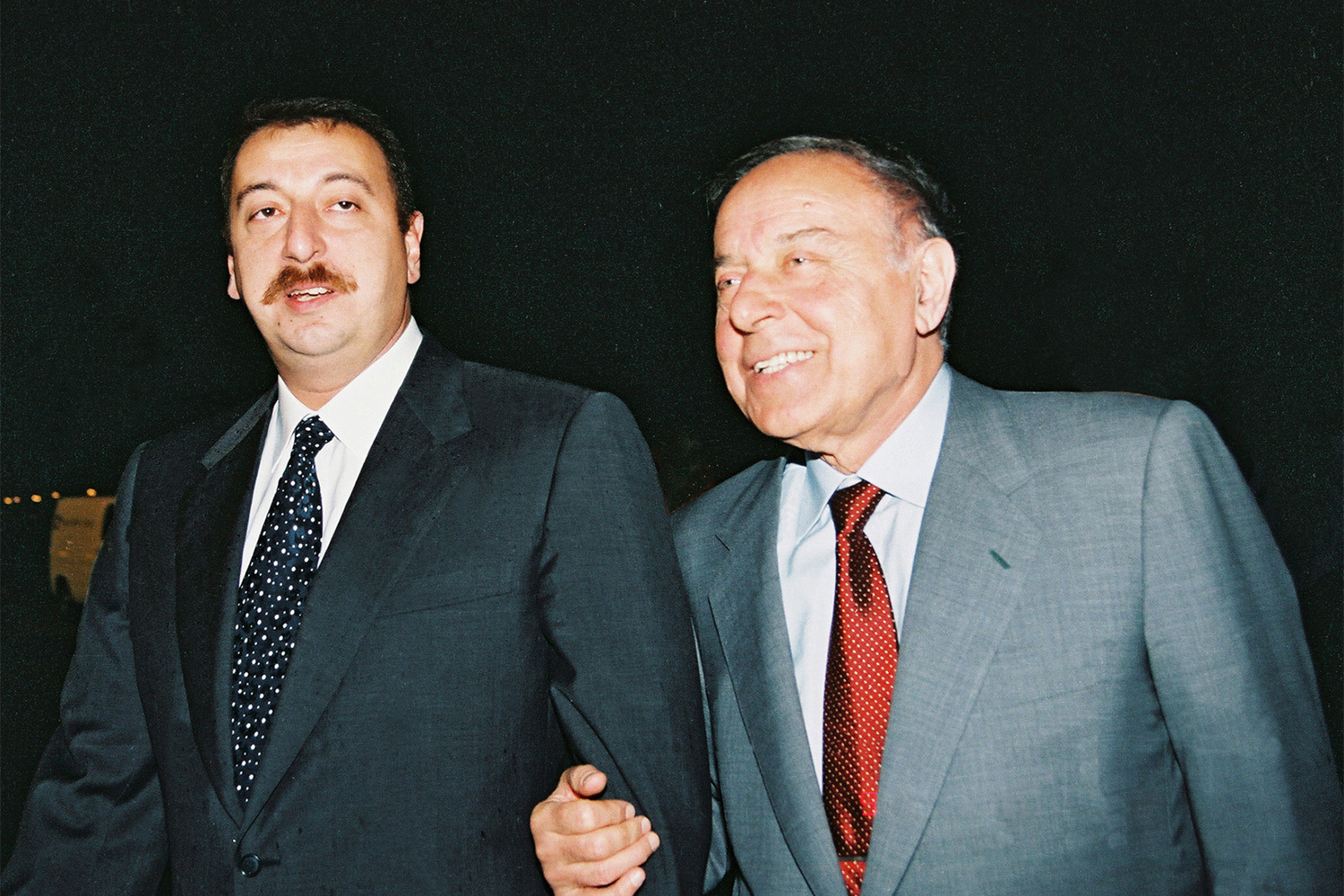 Гейдар Алиев стал президентом Азербайджана в 1993 г. Спустя пять лет он переизбрался, а в 2003 г. парламент утвердил на посту премьер-министра его сына Ильхама Алиева. После этого отец снял свою кандидатуру с президентских выборов в пользу отпрыска. 15 октября Ильхам Алиев был избран президентом, набрав 79,5% голосов. Он переизбирался пять раз и является действующим главой государства. В 2017 г. жена азербайджанского лидера Мехрибан Алиева стала первым вице-президентом. У пары трое детей – две дочери и сын Гейдар, которого некоторые эксперты прочат в преемники отца.