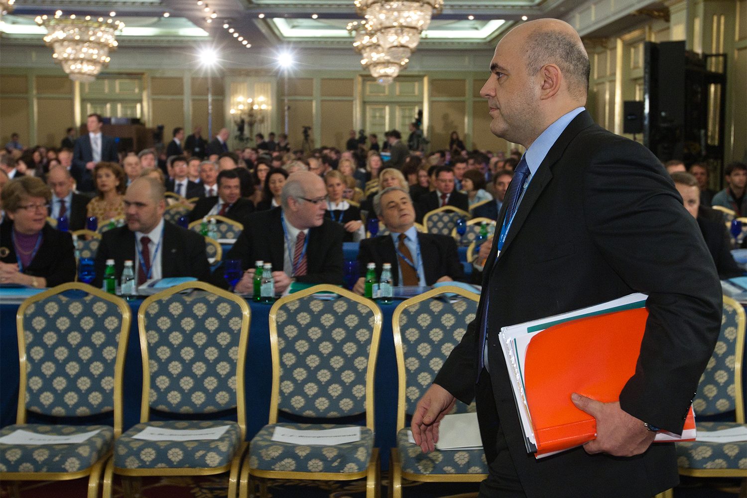 В 1998 г. Мишустин стал помощником и заместителем руководителя Государственной налоговой службы России. «Мои родители, мои деды (они оба военные) и мой отец достаточно уважительно относились к государственной службе. Отец был в свое время секретарем комсомола “Аэрофлота”... Но само приглашение на государственную службу я принял от Бориса Федорова – бывшего вице-премьера, дважды министра финансов, главы налоговой службы», – рассказывал в интервью Мишустин. В 1999–2004 гг. он оставался заместителем министра по налогам и сборам, несмотря на то что сам глава ведомства неоднократно менялся: помимо Бориса Федорова за это время им побывали Георгий Боос, Александр Починок и Геннадий Букаев. Мишустин покинул пост в налоговой только после назначения исполняющим обязанности ее руководителя Анатолия Сердюкова.