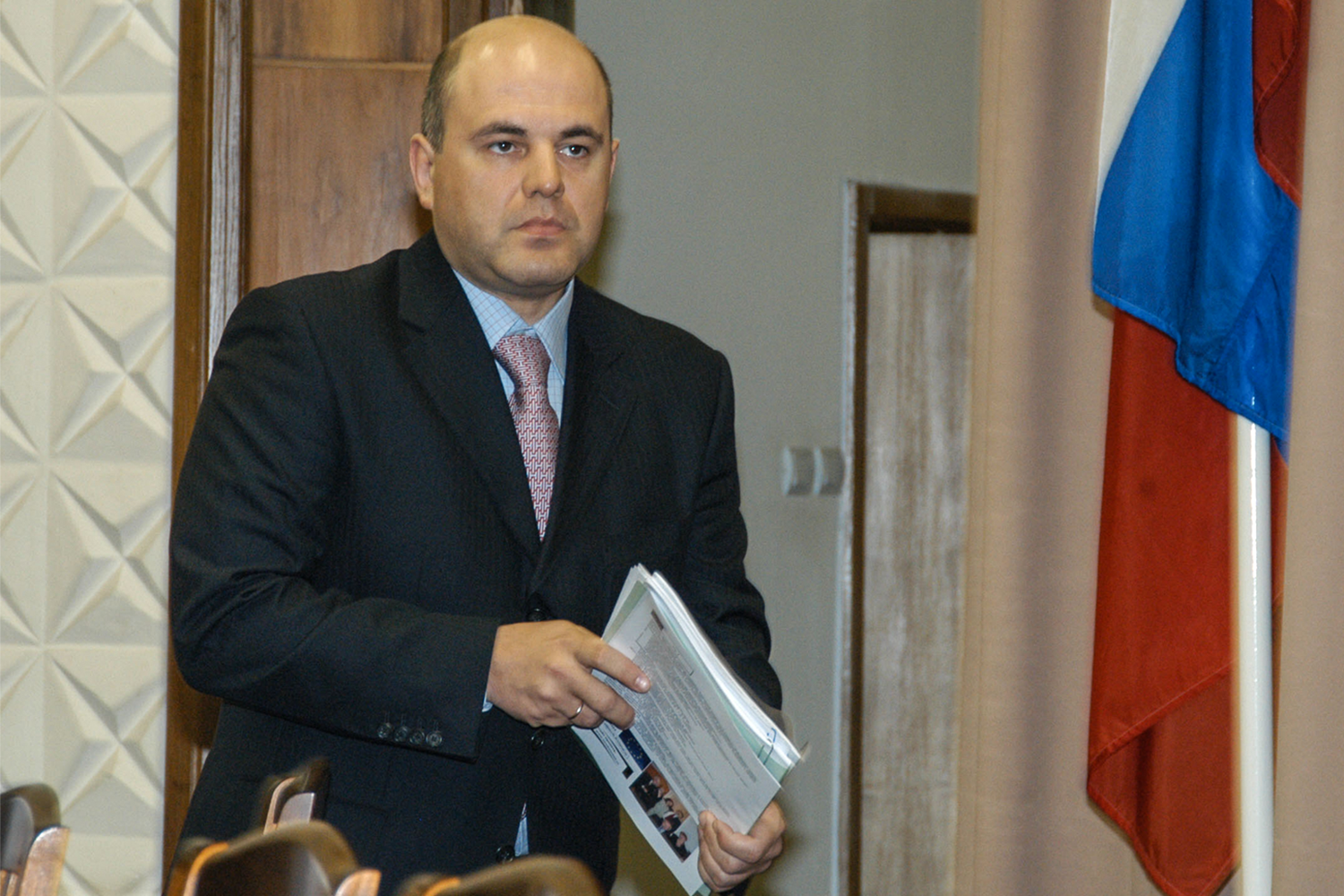 Мишустин Михаил Владимирович родился в Москве 3 марта 1966 г. В 1989 г. он окончил Московский станкоинструментальный институт (ныне – Московский государственный технологический университет «Станкин») по специальности «инженер-системотехник». После распада СССР Мишустин доучился в аспирантуре, но перешел в частный сектор: работал в топ-менеджменте организованного членами Академии наук СССР Международного компьютерного клуба, находившего и тестировавшего «железо» для только формировавшегося рынка вычислительной техники.