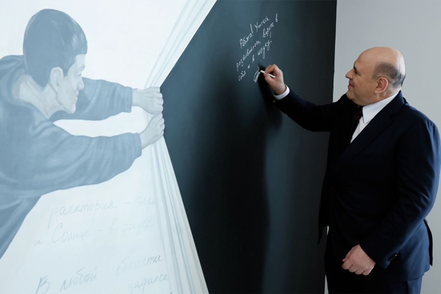 Мишустин занимается налогами и как ученый. В 2003 г. в Российской экономической академии им. Плеханова он как соискатель защитил кандидатскую диссертацию по теме «Механизм государственного налогового администрирования в России». В 2010 г. стал доктором экономических наук, защитив в РАНХиГС работу на тему «Стратегия формирования имущественного налогообложения в России». Несмотря на занятость, премьер-министр является научным руководителем факультета налогов, аудита и бизнес-анализа Финансового университета при правительстве РФ.