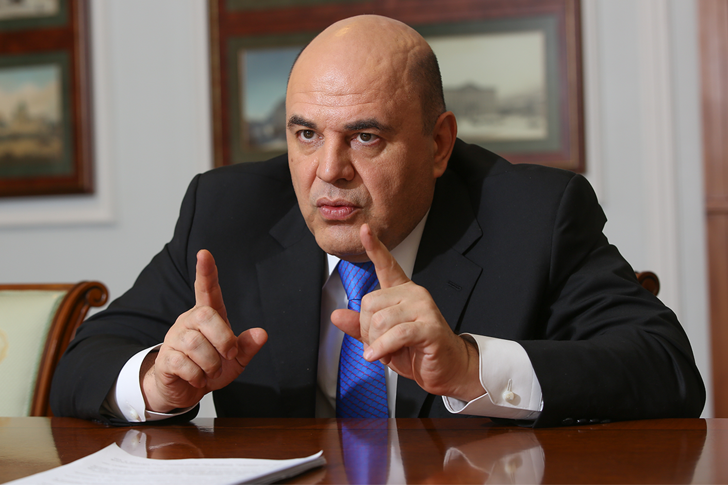 В 2010-2020 гг. Мишустин стоял во главе Федеральной налоговой службой (ФНС) России. Его назначил Владимир Путин вместо Михаила Мокрецова. Во время кадровой перестановки предприниматель Давид Якобашвили отмечал, что Мишустин «требователен к себе и подчиненным». В итоге при новом руководителе в ФНС активно занимались цифровизацией: внедрили около 50 цифровых сервисов (например, единую автоматизированную систему «Налог-3», реестр субъектов МСП и записей ЗАГС) и кабинеты налогоплательщиков, позволившие россиянам оплачивать налоги и задолженности онлайн.