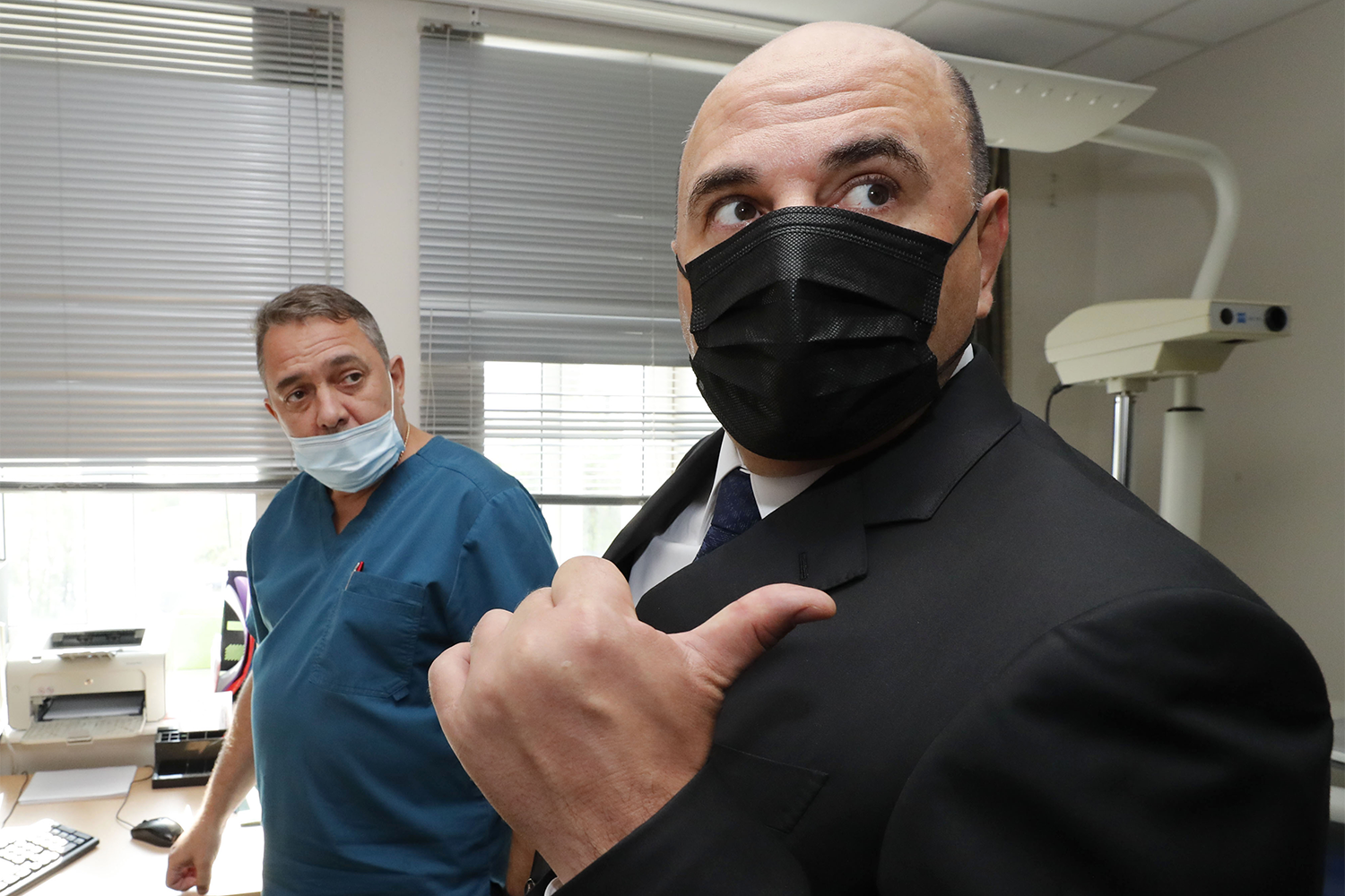 Кабинет Мишустина не раз сталкивался с нетривиальными задачами. Во время пандемии 2020 г. он перенастроил системы страны под карантин, повсеместно закрытые границы и новые медицинские потребности. При этом сам оказался на больничном – с 30 апреля по 19 мая 2020 г. Вирус не выбирает должности, пояснял тогда Мишустин. В период его лечения от коронавируса и. о. председателя правительства стал первый вице-премьер Андрей Белоусов.&nbsp;