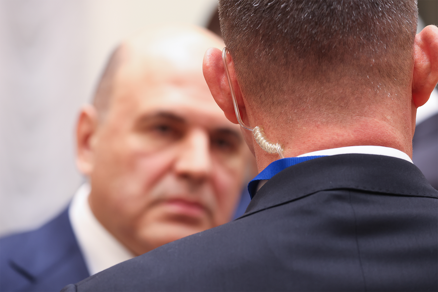 За счет нововведений при Михаиле Мишустине заметно сократился отдел выездных проверок ФНС. «Проверяем всего двух налогоплательщиков из 1000…  Прозрачные процедуры… гораздо важнее контроля», – рассказывал он сам «Ведомостям». Параллельно в России ввели налог на профессиональный доход (на конец 2025 г. в России насчитывается свыше 15 млн самозанятых) и перешли на новые контрольно-кассовые аппараты, которые передают информацию налоговым органам в режиме онлайн. В 2019 г. Мишустин продемонстрировал возможности новой системы прямо во время интервью Financial Times, вычислив, какой кофе пил в отеле корреспондент предыдущим вечером и сколько он за него заплатил. «Налоговой известно о бизнесе и гражданах больше, чем мы можем представить. Мишустин понимает, что данные – это все», – говорил в 2020-м эксперт «Деловой России» Кирилл Никитин.