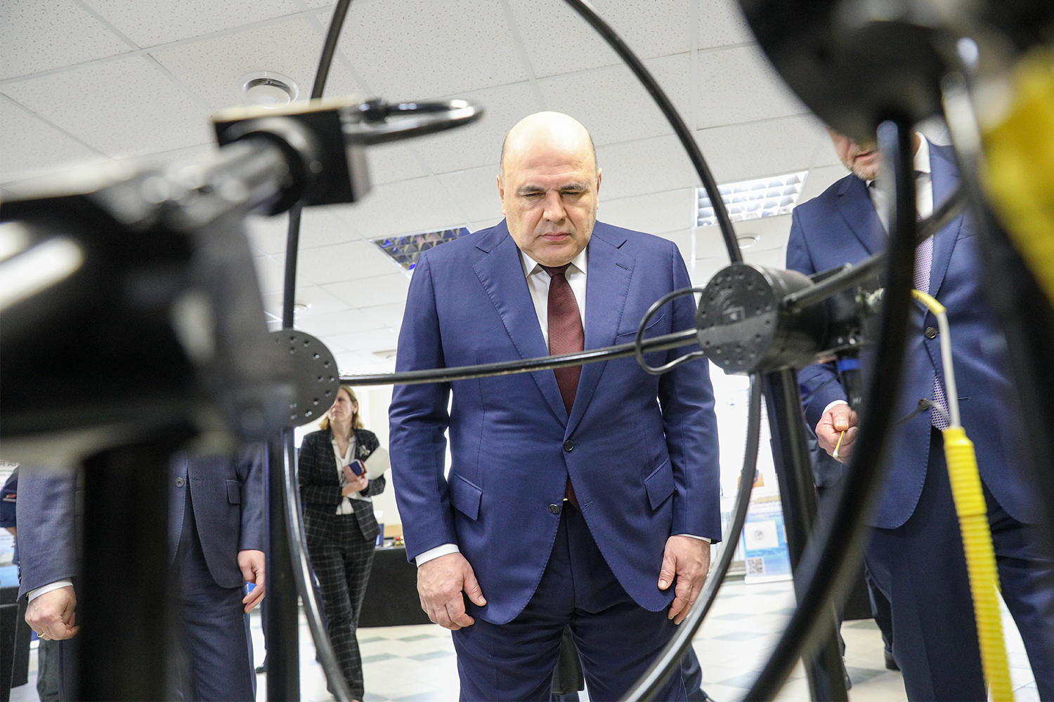 В подчинении Михаила Мишустина и его кабинета – 16 министерств (еще пять подотчетны непосредственно президенту), а также Росреестр, Росздравнадзор и Федеральное медико-биологическое агентство (ФМБА). Будучи премьером, он, среди прочего, возглавляет совет по обеспечению потребностей вооруженных сил России, комиссии по модернизации экономики, повышению ее устойчивости под санкциями, по вопросам развития МСП и цифровому развитию. «Сегодня данные стали золотом, нефтью и платиной XXI в.», – отмечал Михаил Мишустин, который в масштабе страны занимается цифровизацией так же активно, как и в ФНС.