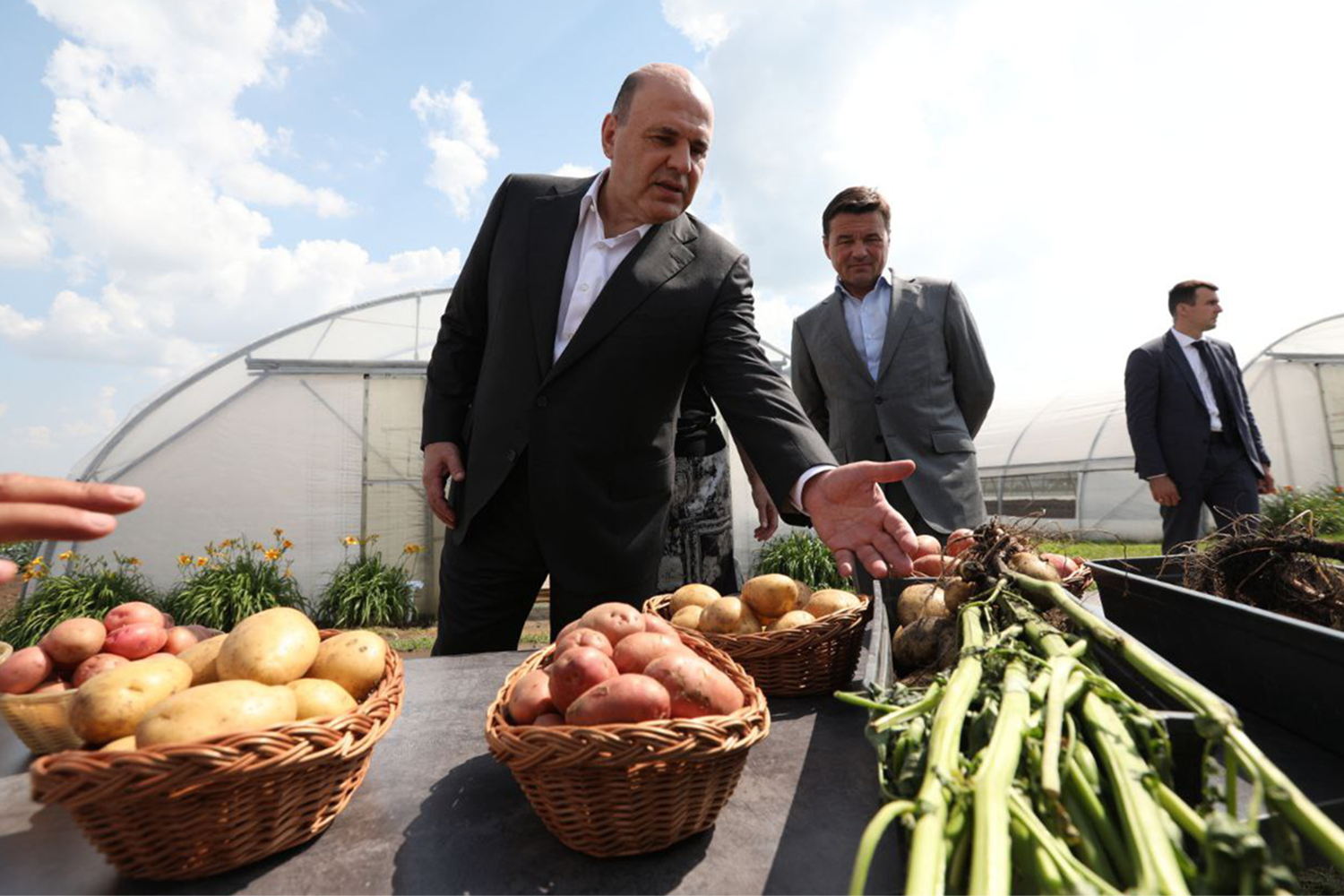 Чаще всего главным достижением Михаила Мишустина во главе ФНС считают рост собираемости налогов. На 1 января 2010 г., незадолго до его назначения, налоги и сборы принесли в федеральный, региональные и местные бюджеты России примерно 7 трлн руб. (на 1 января 2011-го – 8,45 трлн), а прямо перед отставкой, на 1 января 2020-го, – 22,74 трлн руб. По рассчетам СМИ, перед приходом Мишустина на налоговиков приходилось около трети доходов федерального бюджета, перед его уходом – примерно две трети.