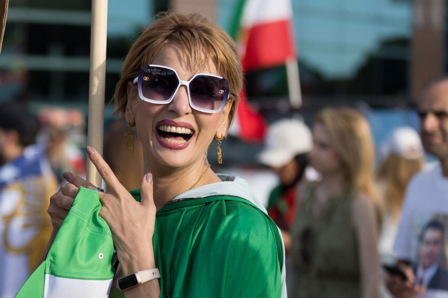 Как и в Европе, в США одновременно проходили и митинги антивоенного движения, и иранской оппозиции в изгнании. Пока в Нью-Йорке студенческие организации, социалисты и палестинцы перекрыли движение на Таймс-сквер, потребовав прекращения огня и отставки Трампа, в Лос-Анджелесе некоторые из иранцев открыто поддерживали атаки на Тегеран (на фото). Разнообразные акции также прошли в Балтиморе, Бостоне, Чикаго, Цинциннати, Майами, Миннеаполисе и др.