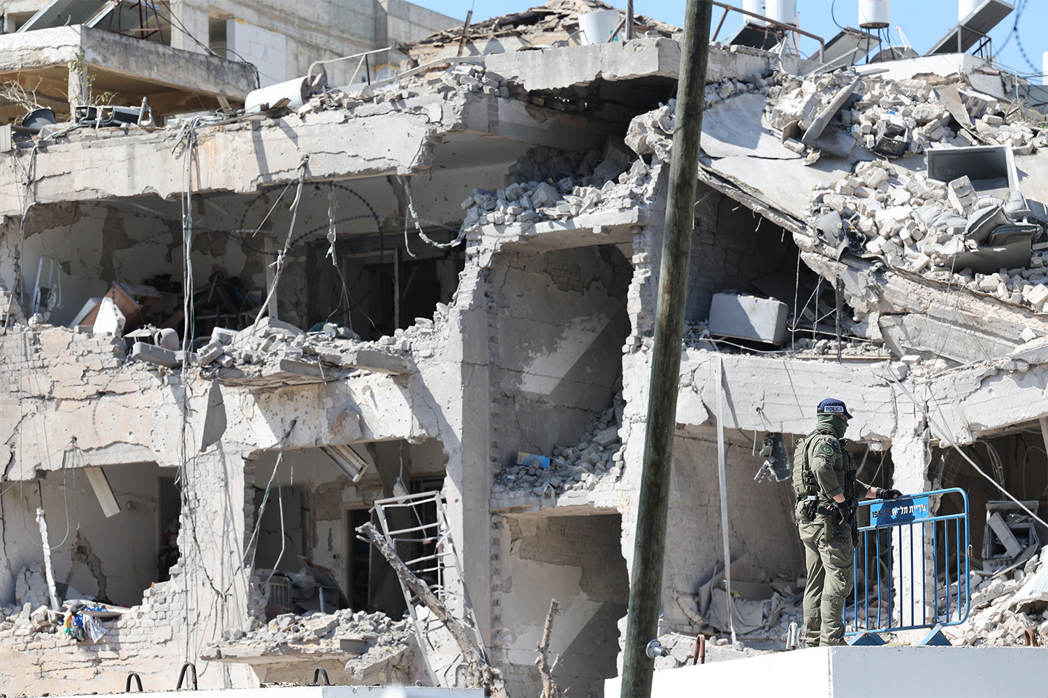 Утром 28 февраля серия взрывов прогремела в Тегеране, а также минимум в шести городах Ирана. Целями ударов Израиля и США стали президентский дворец, штаб разведки Корпуса стражей исламской революции (КСИР) и другие стратегические объекты. К вечеру премьер-министр Израиля Биньямин Нетаньяху заявил о высокой вероятности того, что аятолла Али Хаменеи погиб. Чуть позже Дональд Трамп подтвердил ликвидацию шиитского лидера.