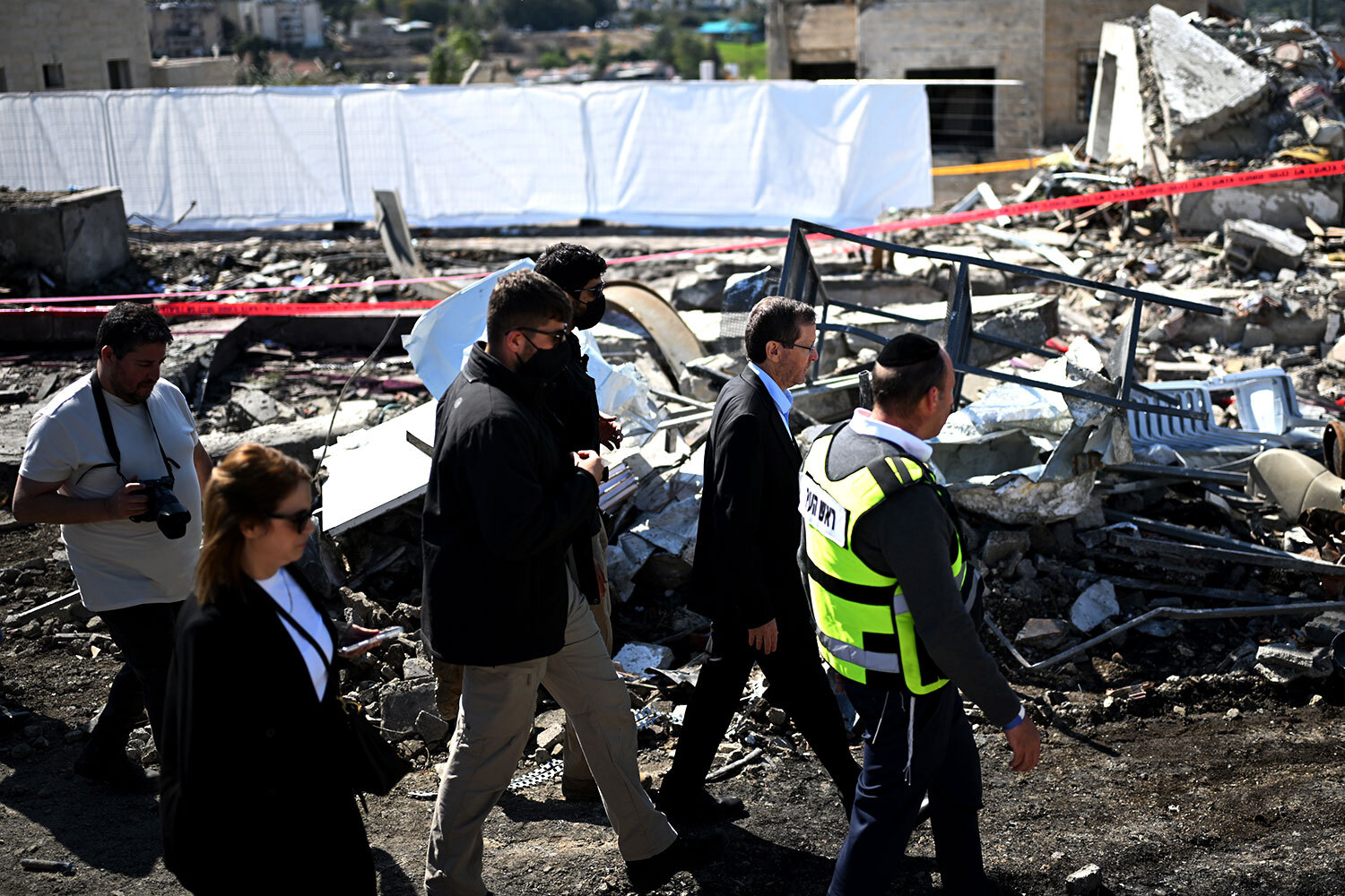 В Израиле также есть жертвы от иранских ударов. За первый день операции, 28 февраля, погиб один человек, сообщал CNN. 1 марта в результате попадания ракеты в жилой дом в городе Бейт-Шемеш скончались как минимум девять человек, еще около 30 получили ранения.