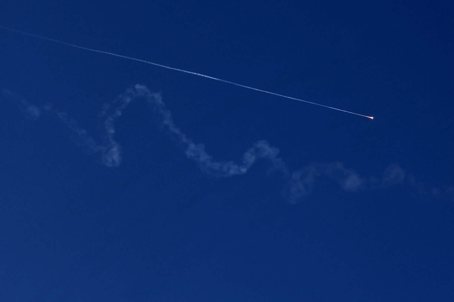 По данным иранской гостелерадиокомпании, в ходе атаки на базу неподалеку от Багдада был подбит американский самолет. Кроме того, над Кувейтом потерпел крушение истребитель F-15. Взрывы зафиксированы на военно-морской базе «Аль-Салям» в Абу-Даби.На фото: иранская ракета в небе над Наблусом, Западный берег реки Иордан. 