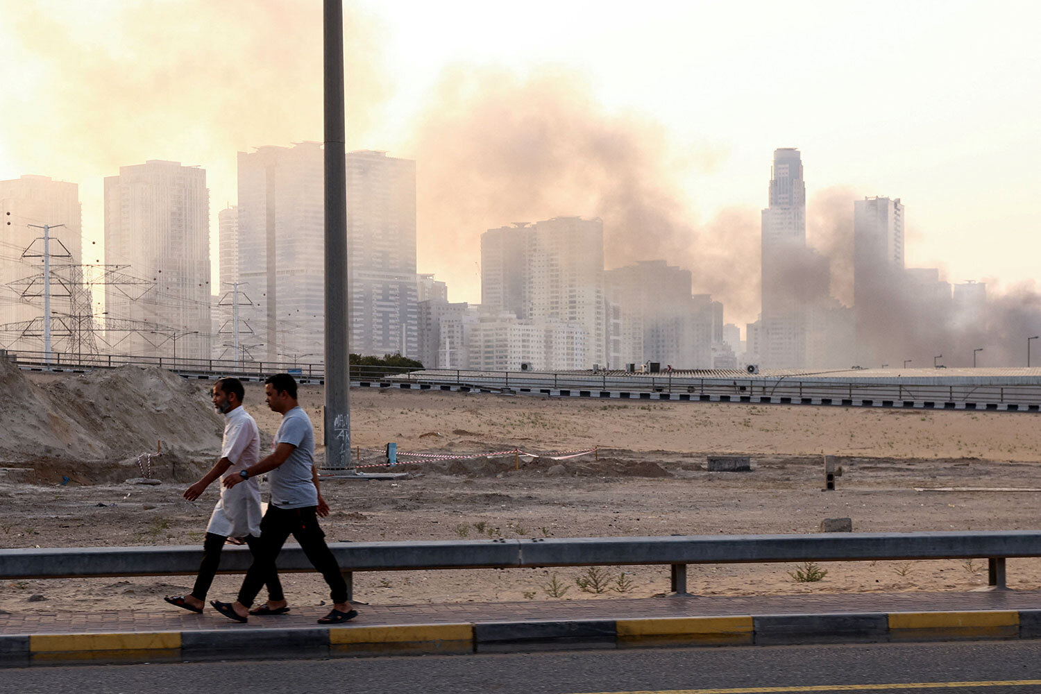 Звуки взрывов были слышны в районе международного аэропорта&nbsp;Шарджа&nbsp;в ОАЭ. В результате атаки обломки дрона упали на местный торговый центр.