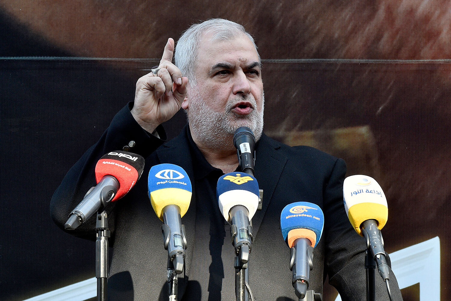 Глава парламентской фракции движения «Хезболла» Мухаммед Раад (на фото) убит в результате массированного авиаудара Армии обороны Израиля (ЦАХАЛ) по южным пригородам Бейрута, сообщил телеканал Al Hadath. Его гибель подтвердил президент Ливана Жозеф Аун. Позже Израиль заявил о ликвидации в Бейруте главы разведывательного штаба шиитской организации Хусейна Макледа. 2 марта ЦАХАЛ атаковала объекты «Хезболлы» в ответ на запуски ракет по территории страны. Ранее там сообщили об уничтожении всего высшего военно-политического руководства Ирана и его союзников в регионе. Кто был убит в ходе операции – в галерее «Ведомостей».