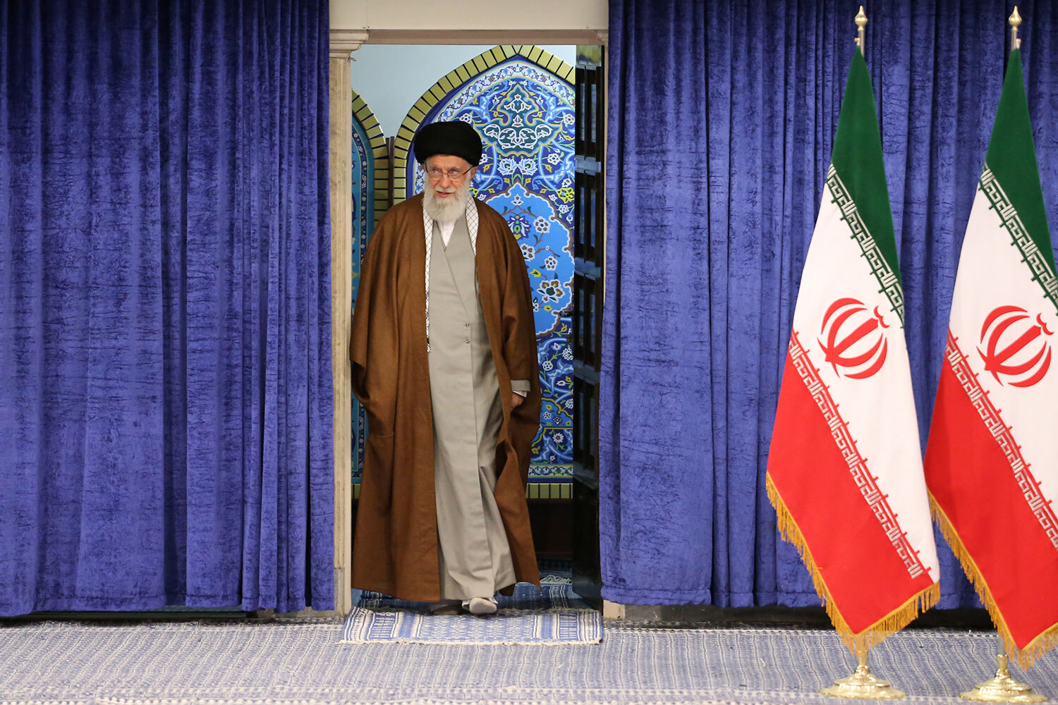 Верховный лидер Ирана аятолла Али Хаменеи, правивший Исламской Республикой более трех десятилетий, погиб утром 28 февраля в результате ракетного удара по его резиденции. Правительство Ирана объявило 40-дневный траур и нерабочую неделю. По данным The New York Times и The Wall Street Journal, ЦРУ месяцами отслеживало Хаменеи, а для атаки американское командование использовало передовые технологии искусственного интеллекта.