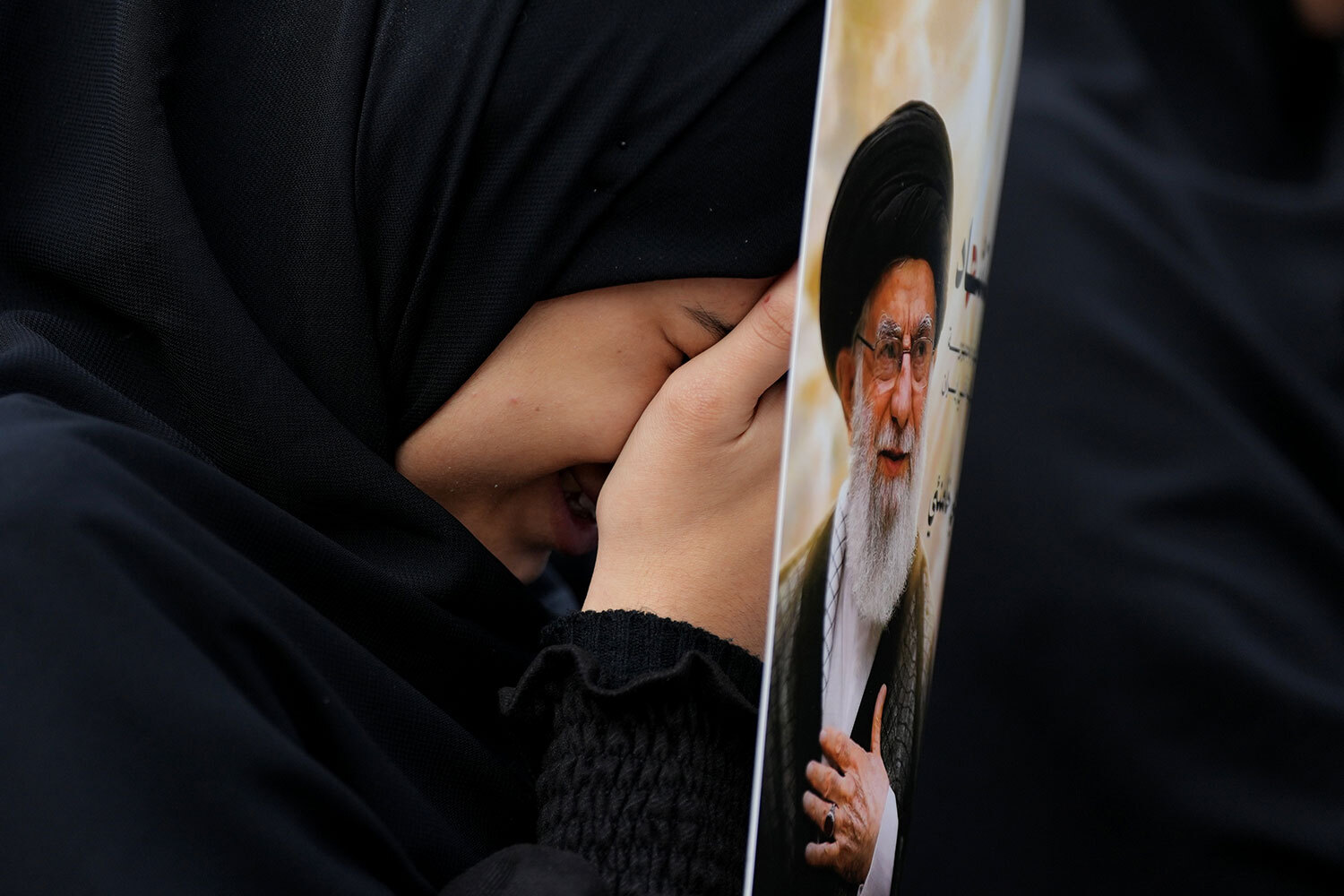 28 февраля в результате авиаударов США и Израиля по Тегерану погиб верховный лидер Ирана аятолла Али Хаменеи, правивший страной около трех десятилетий. В стране объявлен 40-дневный траур, но за ее пределами реакция оказалась разнообразной. Пока одни возлагают цветы к посольствам Исламской Республики и протестуют против израильско-американской агрессии, другие открывают бутылки с шампанским и радуются. 