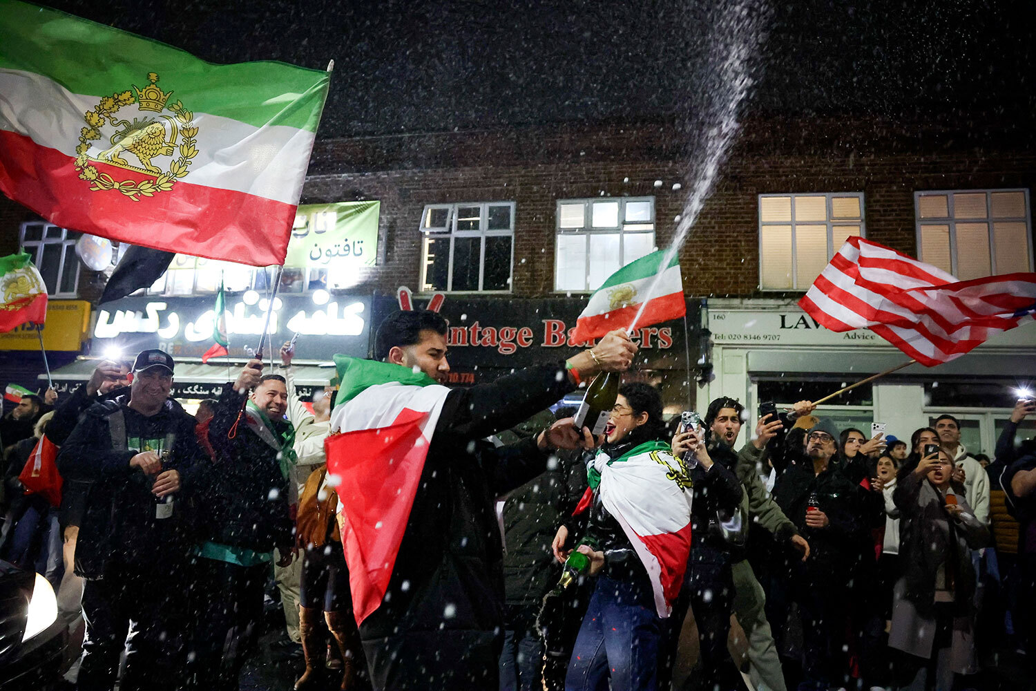 После Исламской революции некоторые представители иранской оппозиции проживают в Великобритании. Получив новости о смерти верховного лидера Ирана аятоллы Али Хаменеи, они и их потомки вышли на улицы Лондона с шампанским, американскими флагами, шахскими коронами и плакатами Make Iran Great Again (в переводе – «Сделаем Иран снова великим»). По сообщениям СМИ, параллельно в столице Великобритании проходили и антивоенные акции под традиционным лозунгом Stop the War («Остановите войну»).