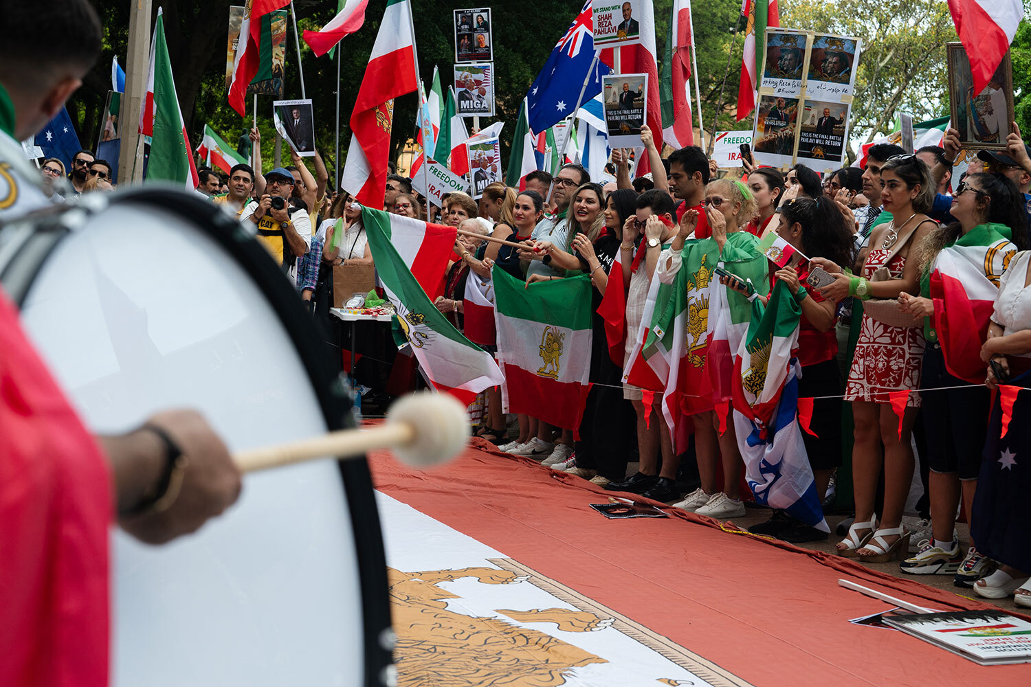 По подсчетам СМИ, после смерти аятоллы на митинги в Мельбурне, Брисбене и Сиднее (на фото) вышли около 20 000 мигрантов-иранцев и сочувствующих им австралийцев. Корреспонденты говорят, что они сравнивали происходящее в Иране с «моментом падения&nbsp;Берлинской стены». Параллельно с этим возле мэрии Сиднея собрались палестинцы, которые призвали осудить атаки на Иран и его руководителей.