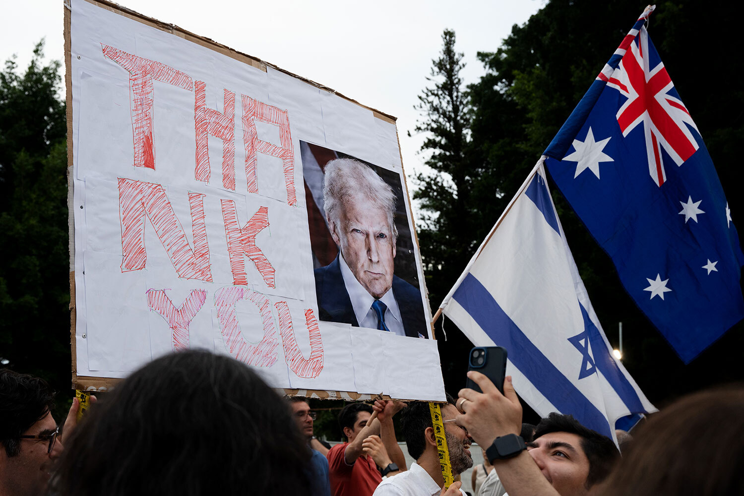 Плакат с портретом президента США Дональда Трампа и словом «Спасибо», который развернули сиднейцы.