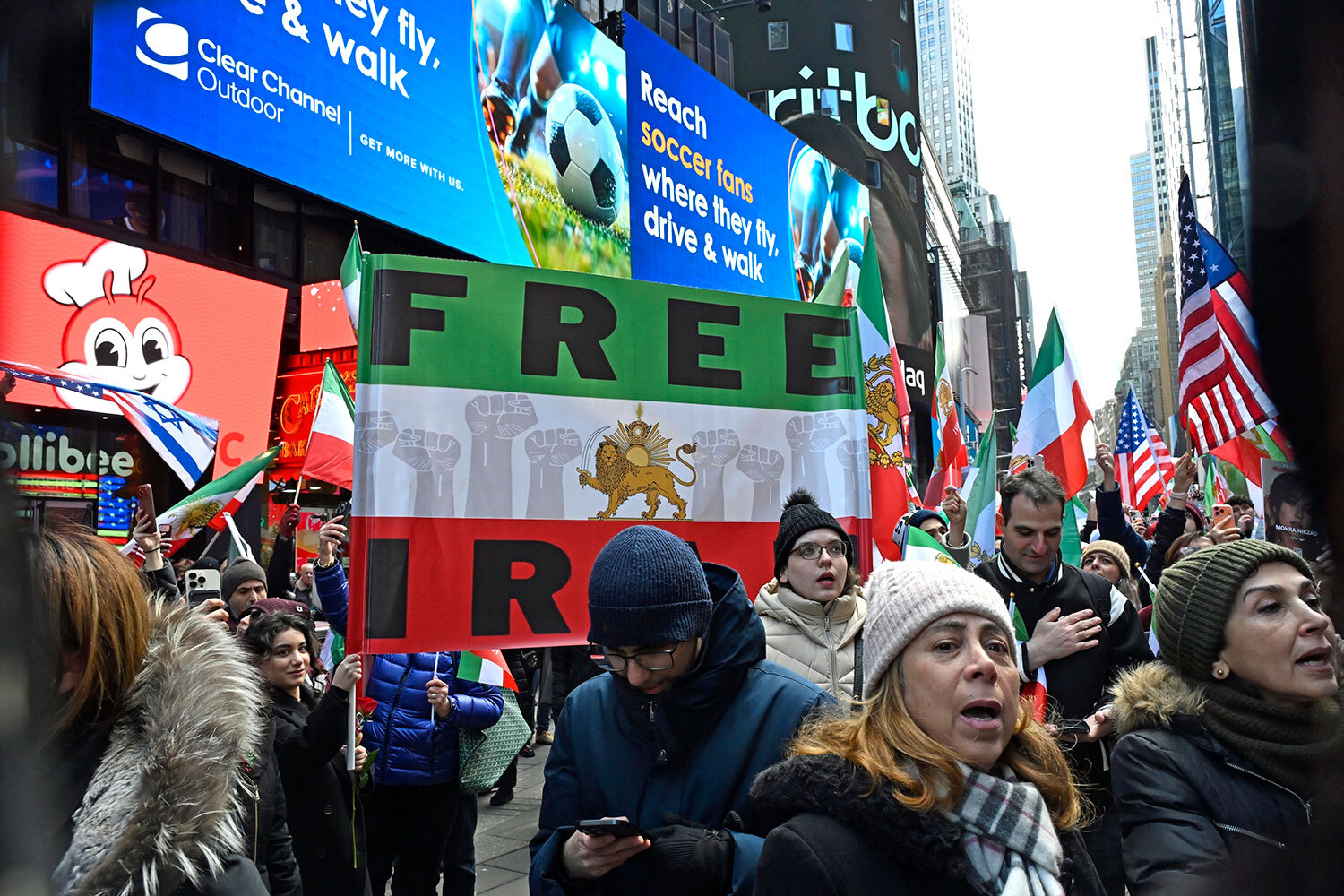 Проамериканский митинг на площади Таймс-сквер, Нью-Йорк, США.